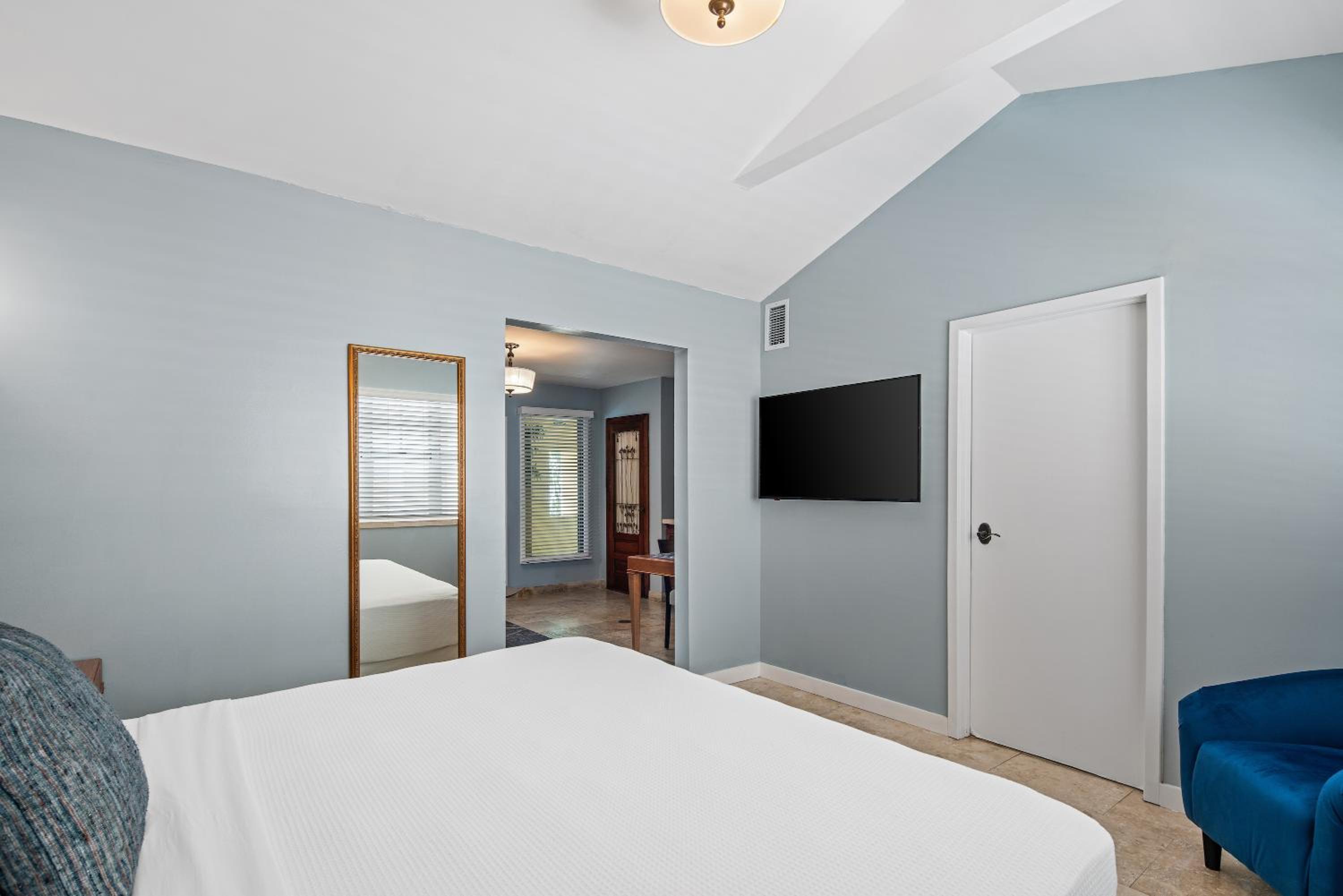 Deluxe King Suite thumbnail 6