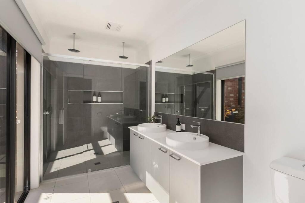 Four-Bedroom House photo 3
