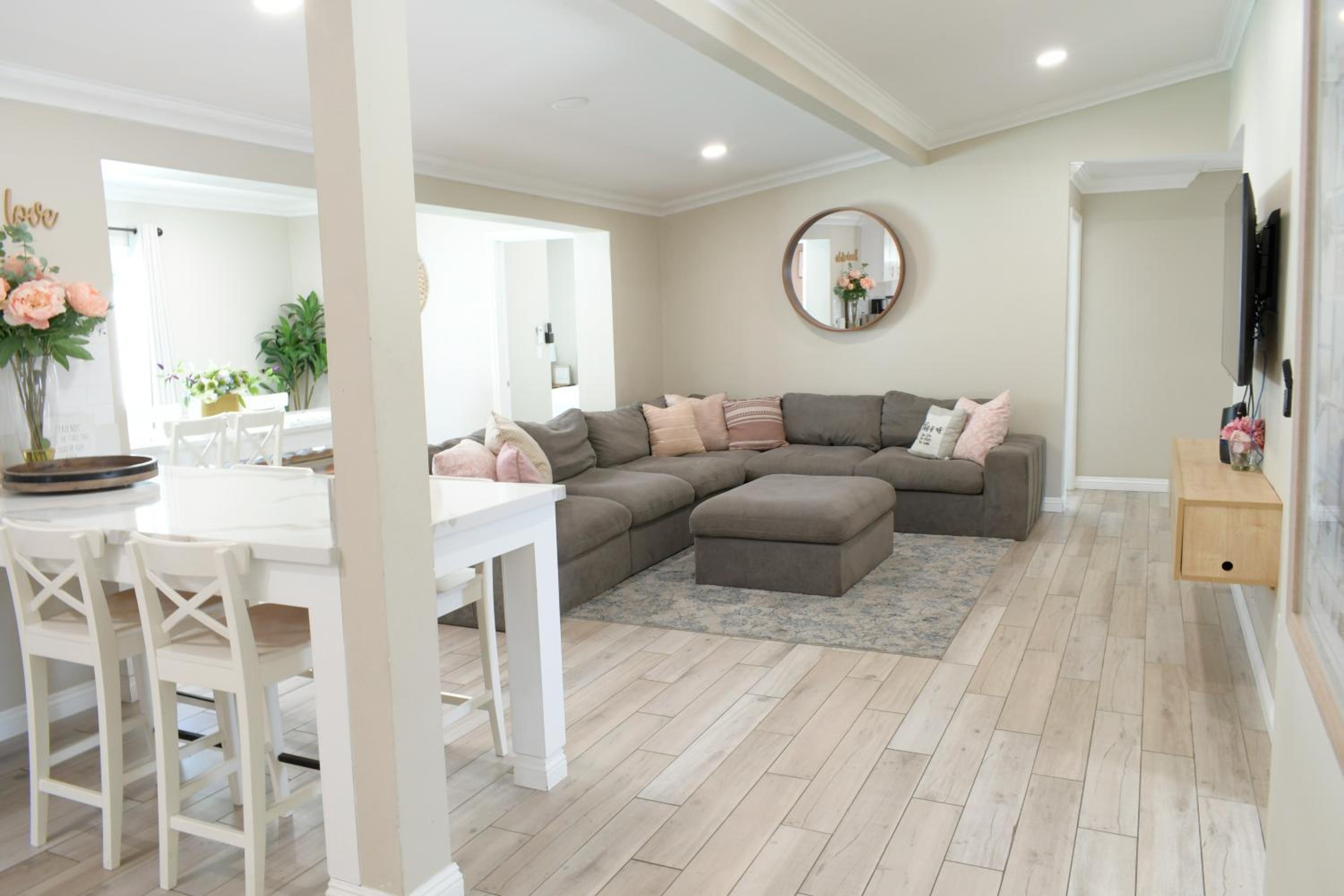 Six-Bedroom House photo 1
