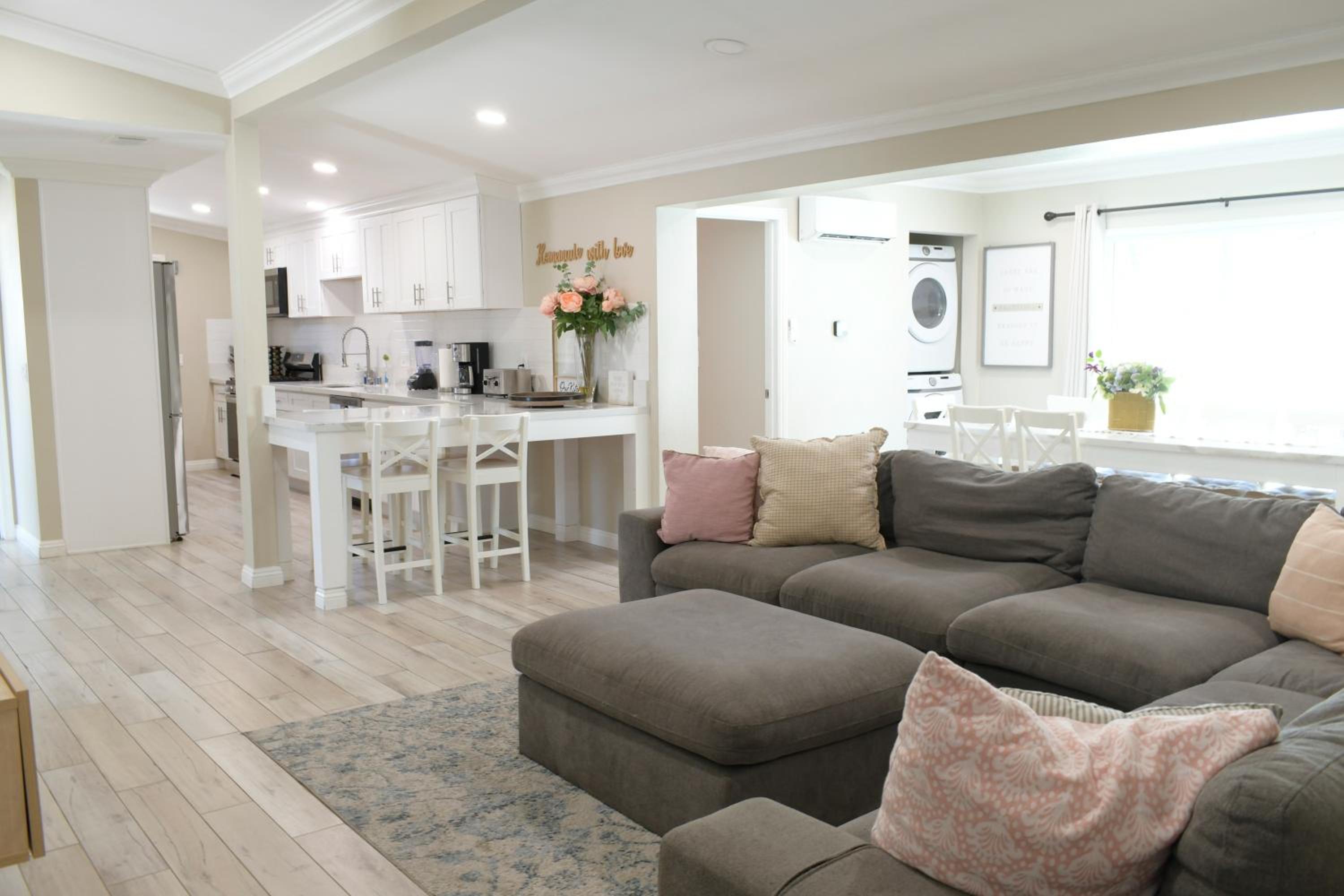 Six-Bedroom House photo 3