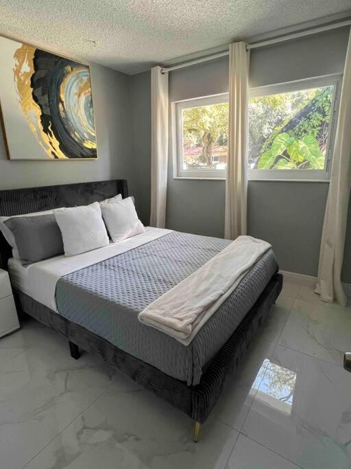 Five-Bedroom House photo 3