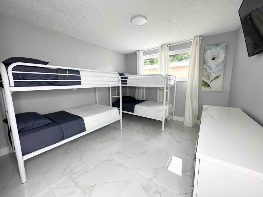 Five-Bedroom House photo 2