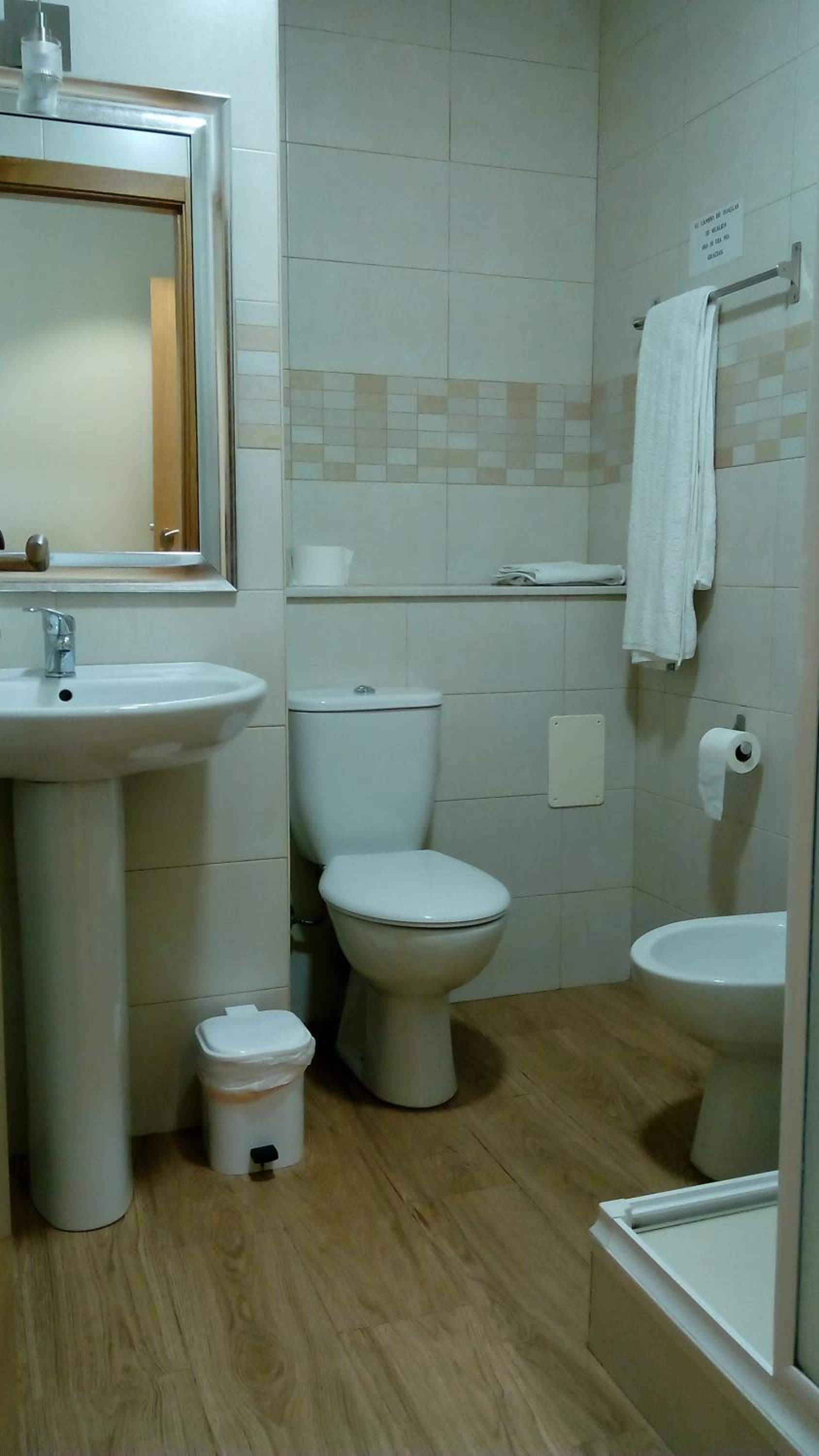 Single Room with Private Bathroom photo 2
