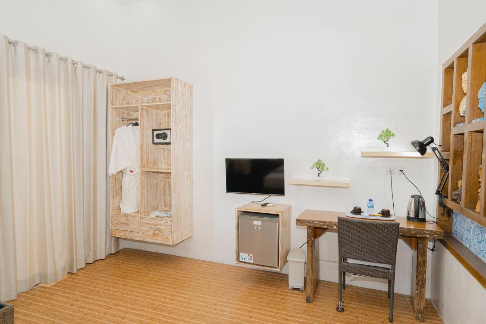 Deluxe Suite with Sea View - Photo 15