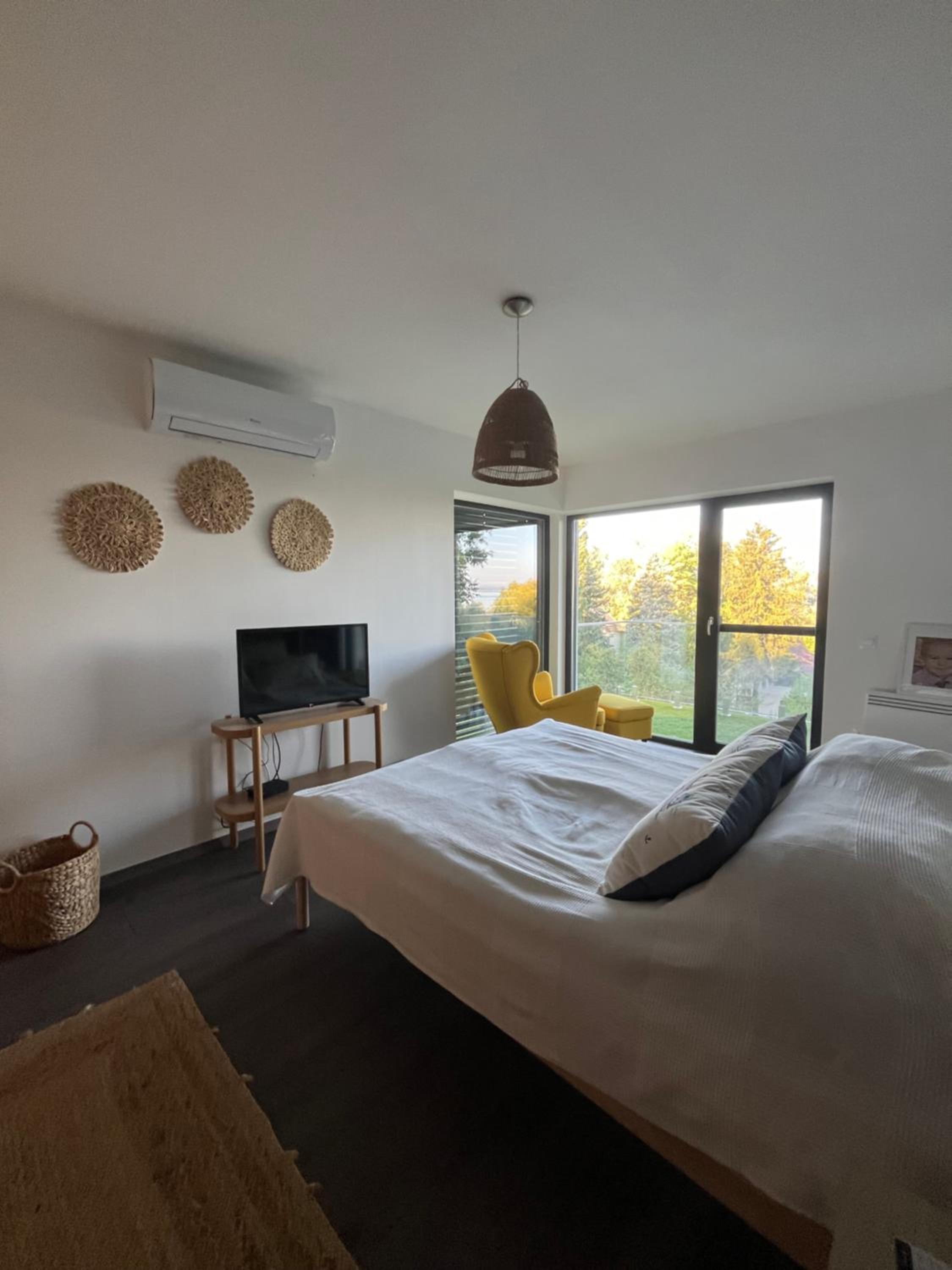 Three-Bedroom House photo 2
