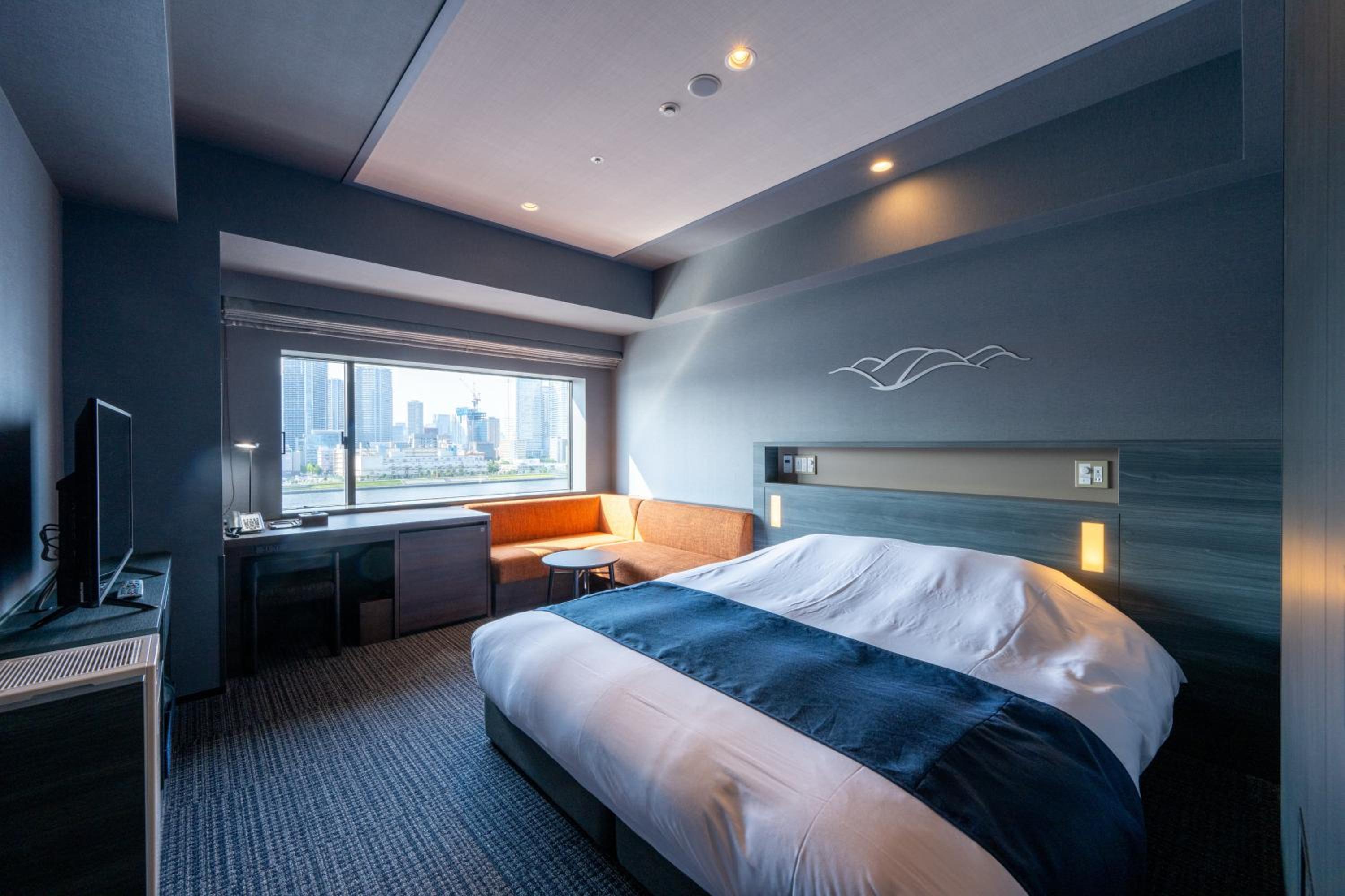 Deluxe Corner Single Room with Shower - Non-Smoking (1 person)
