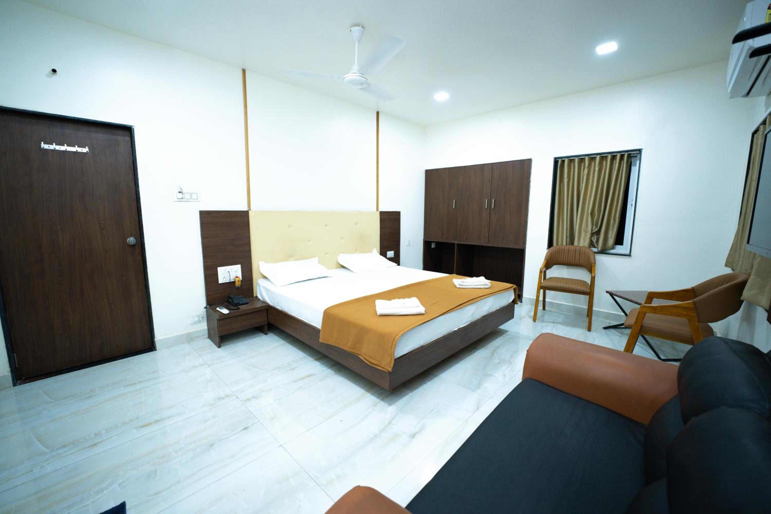 Deluxe Double Room (2 Adults + 1 Child) photo 1