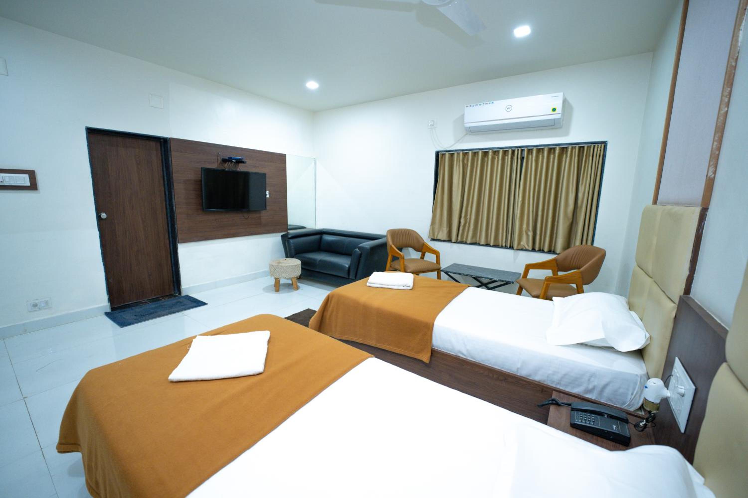Deluxe Double Room with Balcony photo 2