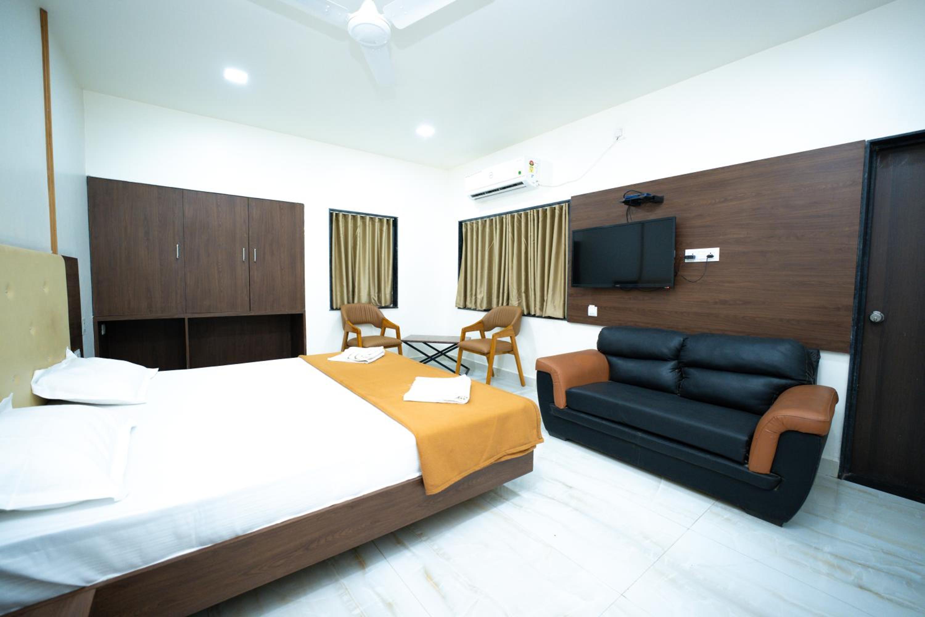 Deluxe Double Room (2 Adults + 1 Child) photo 2