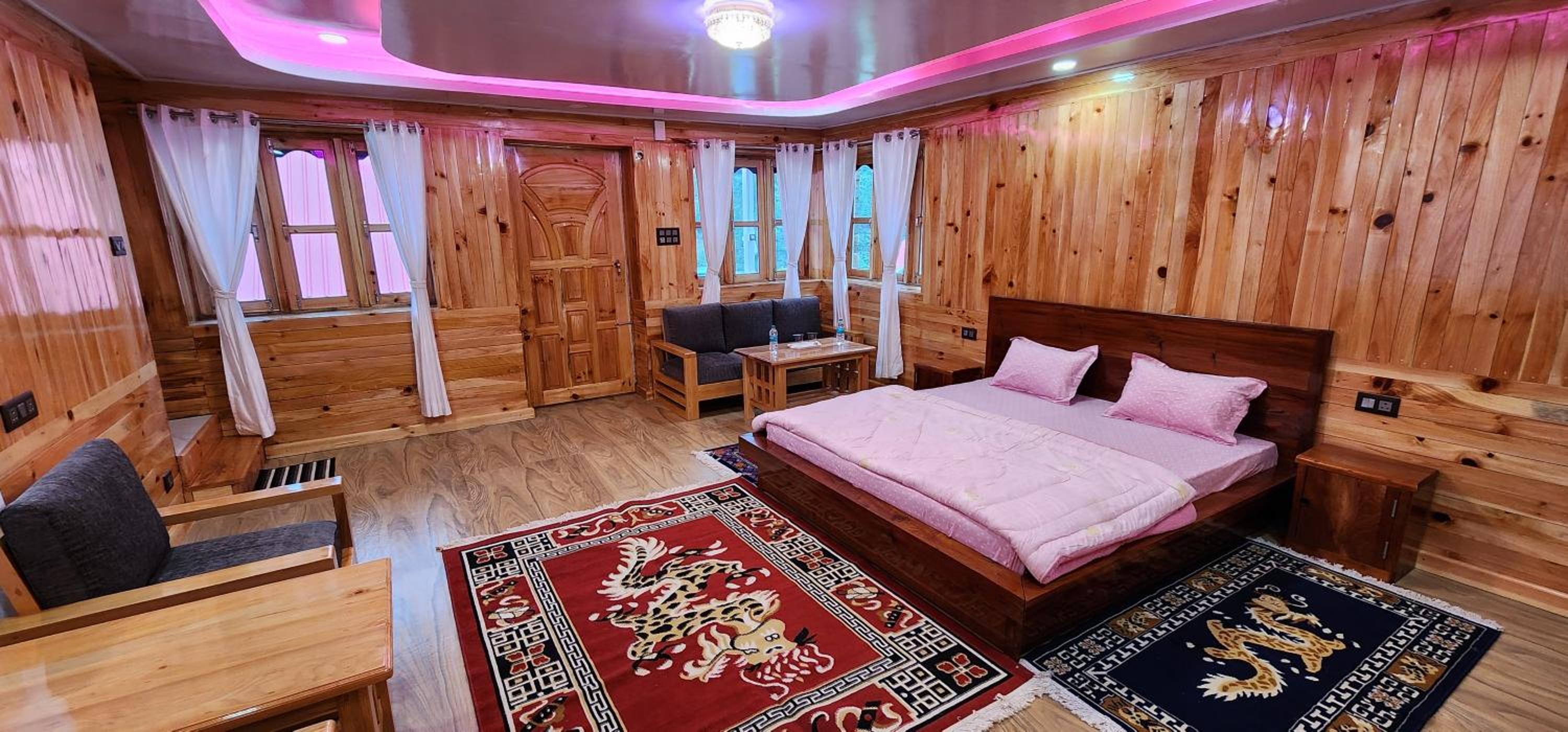 Deluxe Double Room with Balcony photo 2