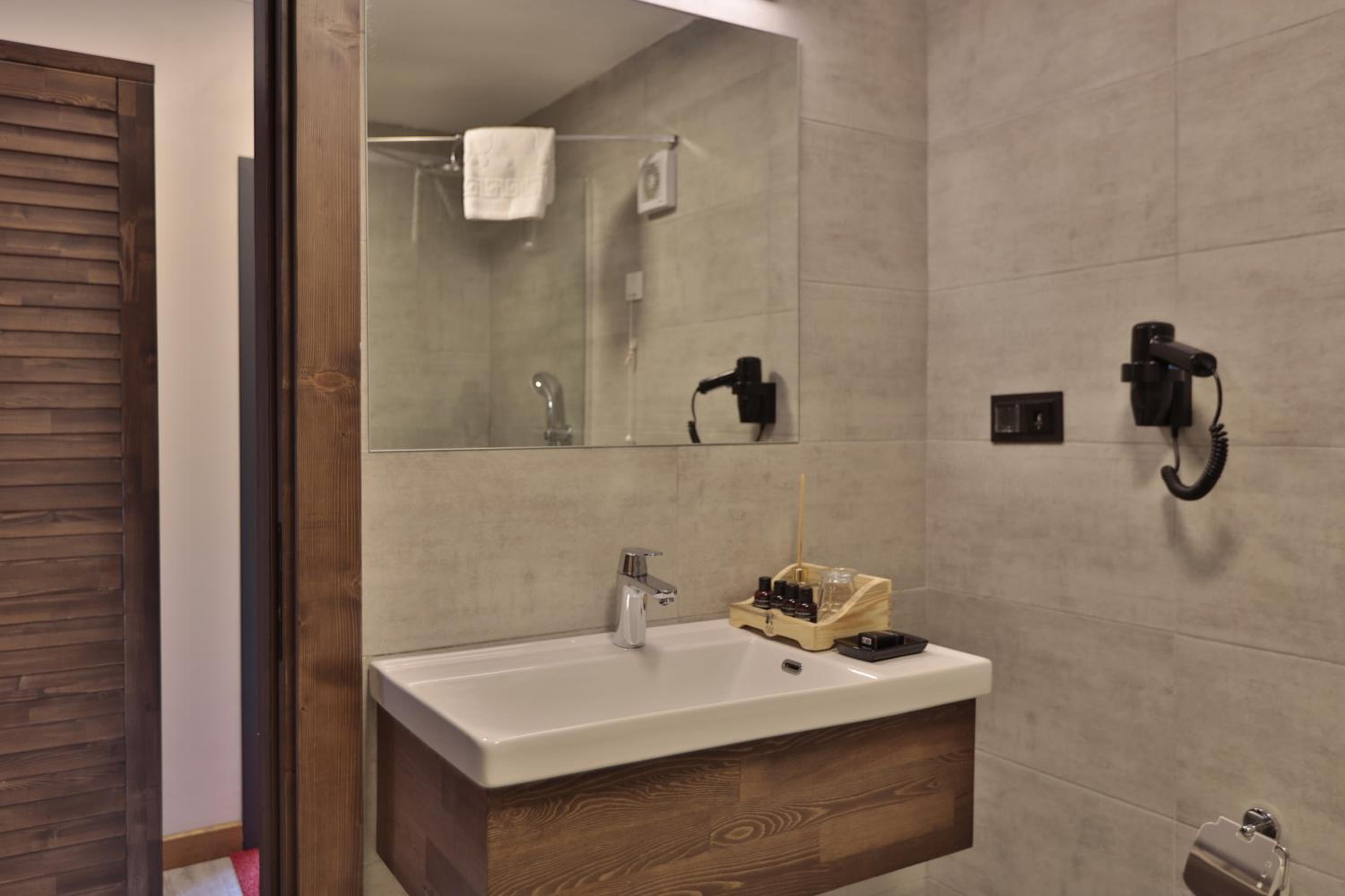 Quadruple Room with Lake View photo 3