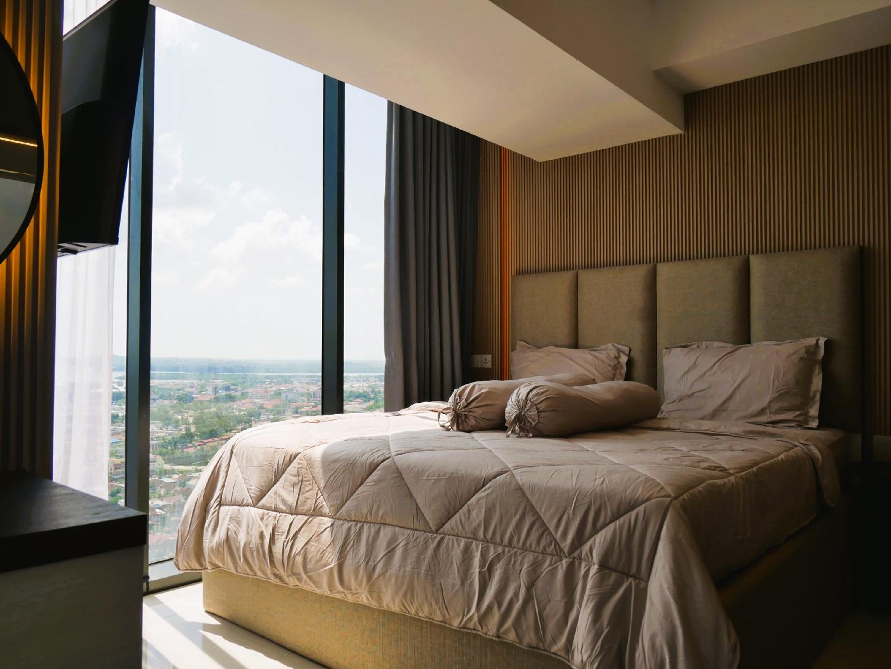 Two-Bedroom Apartment with City View - Photo 1