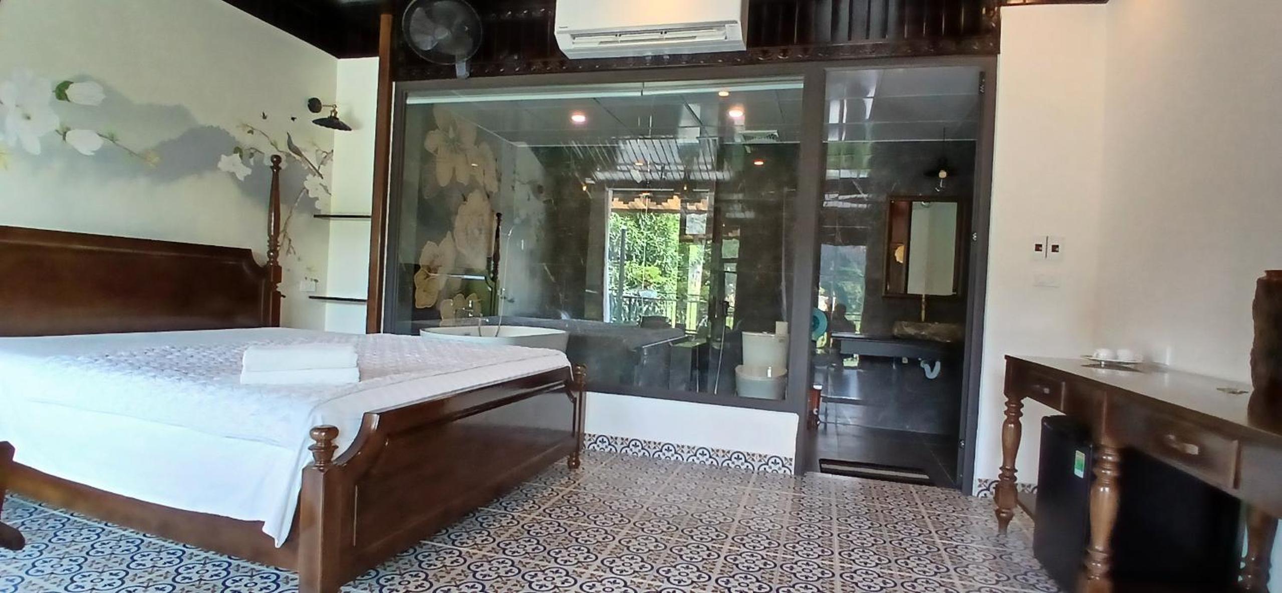 Deluxe King Suite photo 2