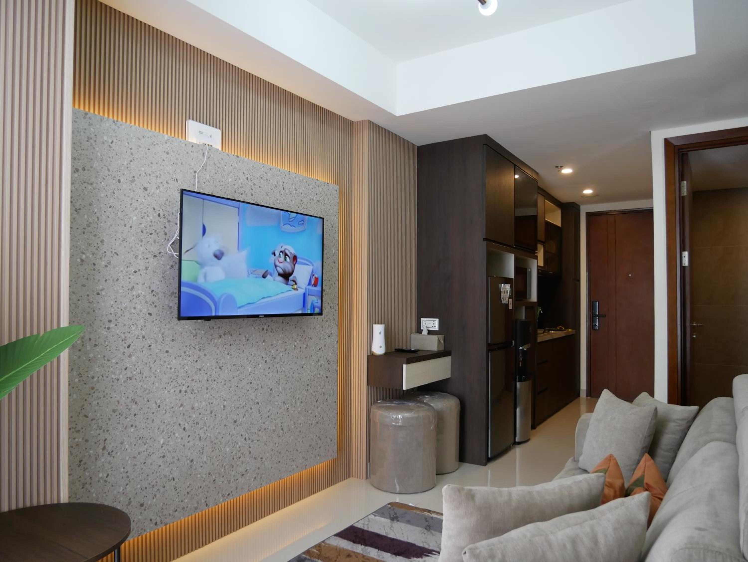 Two-Bedroom Apartment with City View - Photo 5