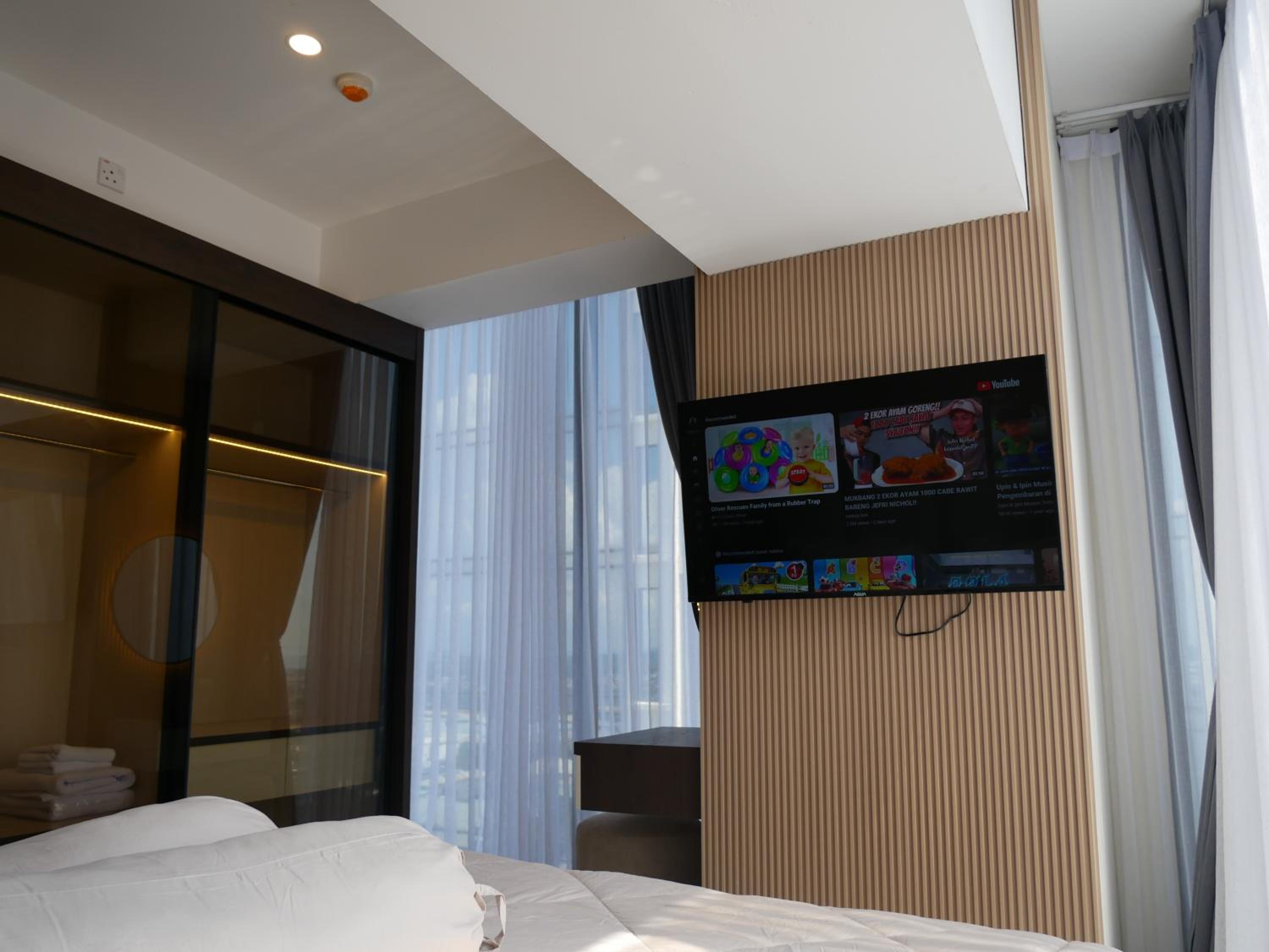 Two-Bedroom Apartment with City View - Photo 9