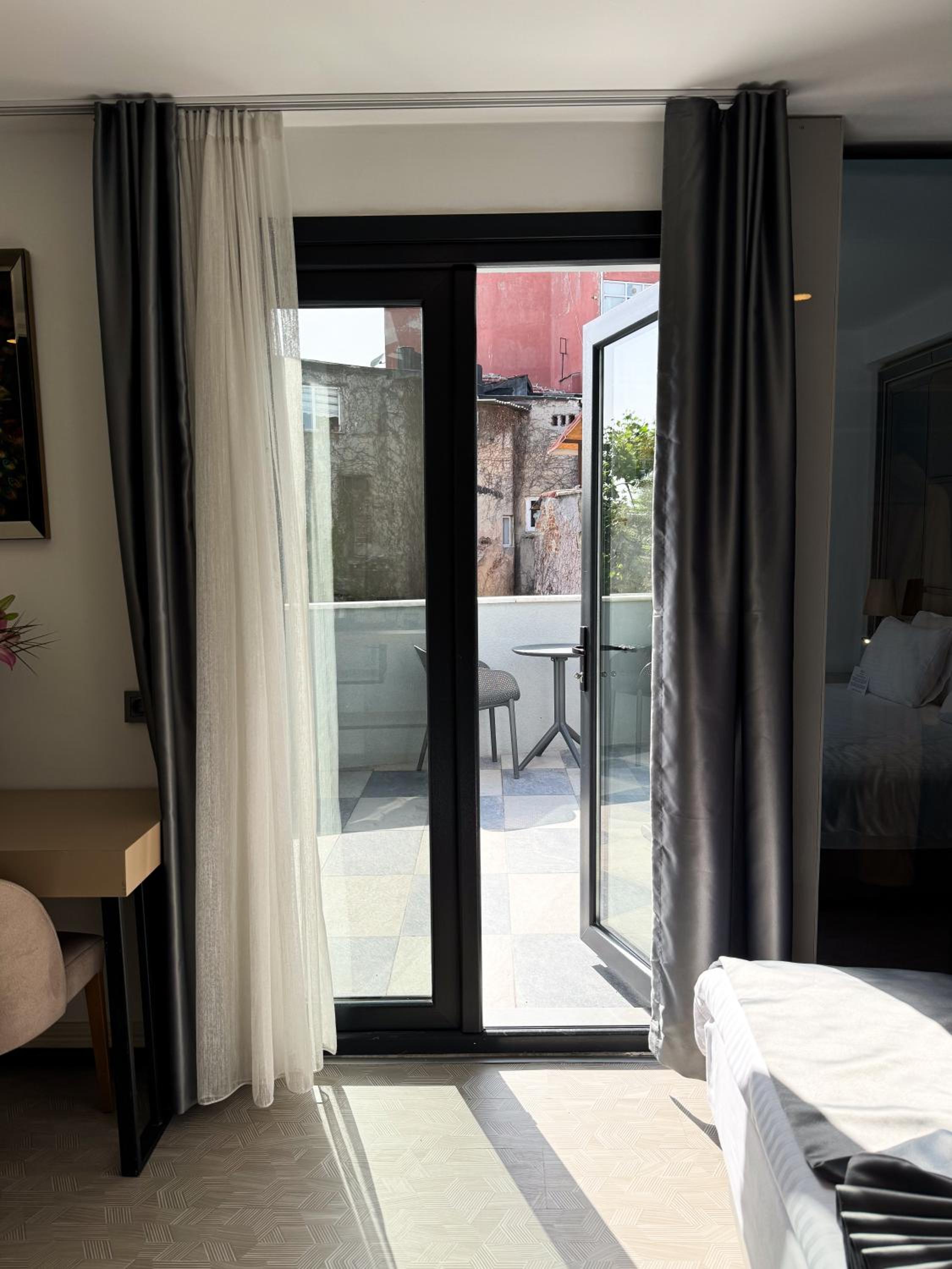 Honeymoon Suite with Turkish Hammam, Bathtub and Balcony photo 3