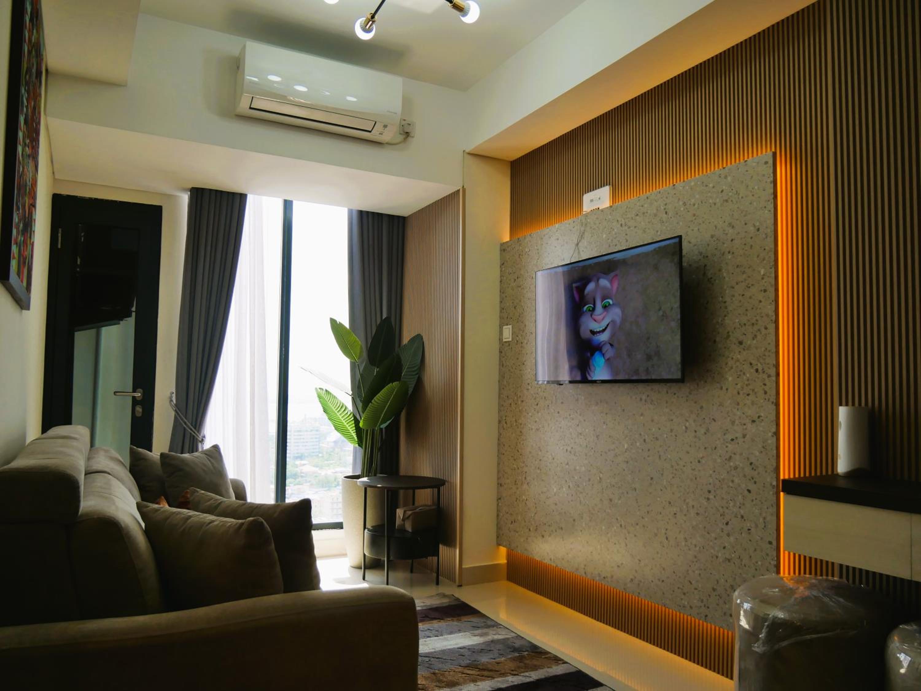 Two-Bedroom Apartment with City View - Photo 4