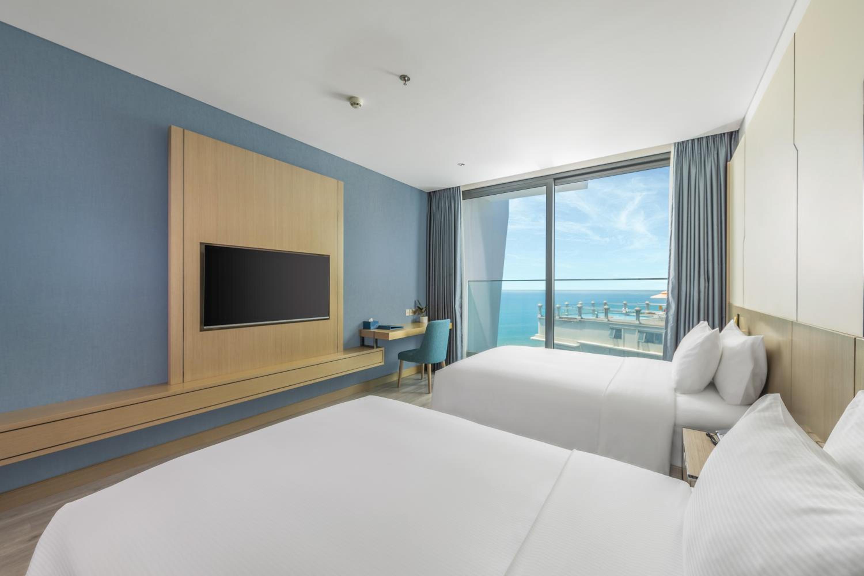 Premier Twin Room Partial Sea View with Balcony - Photo 5