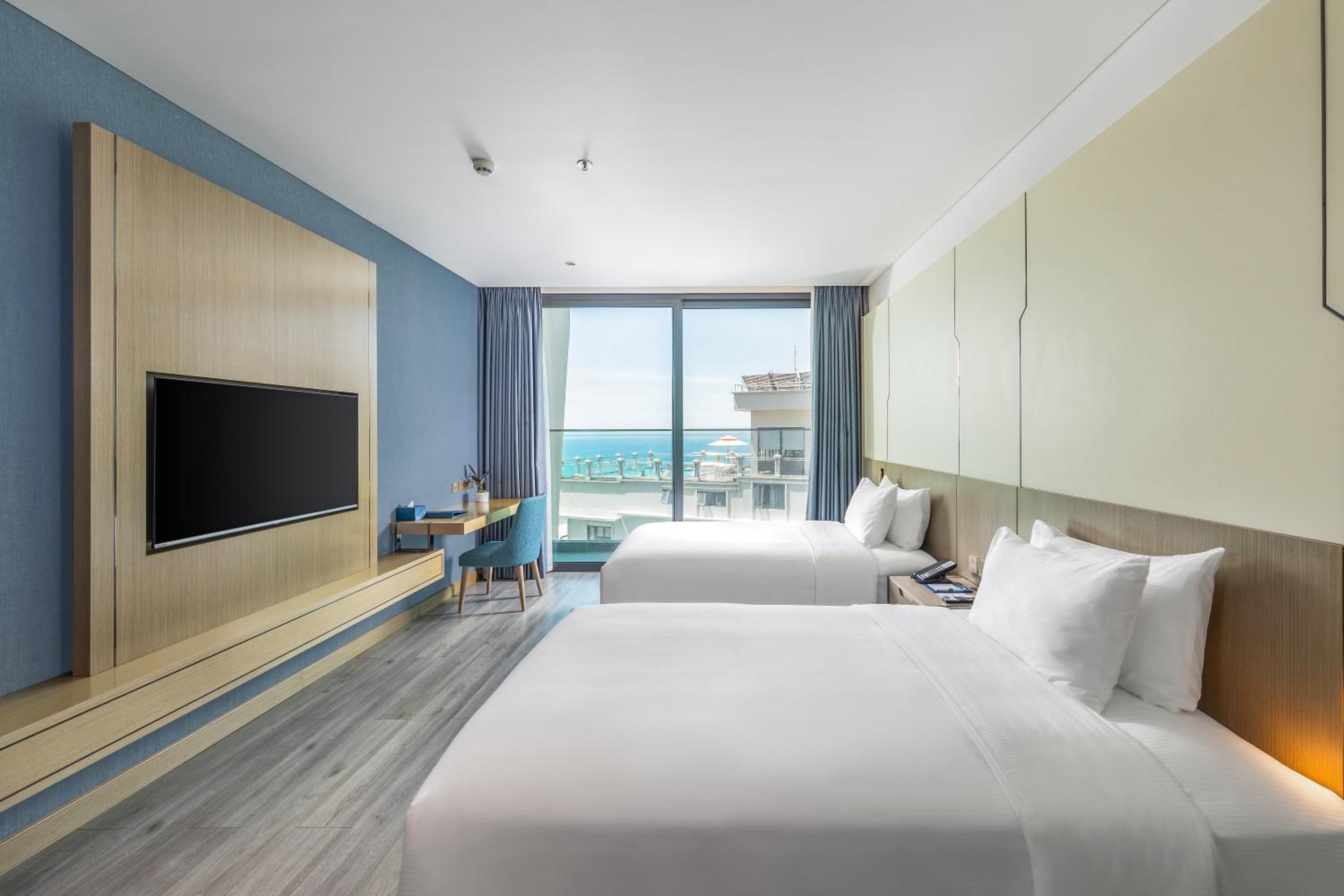 Premier Twin Room Partial Sea View with Balcony - Photo 2