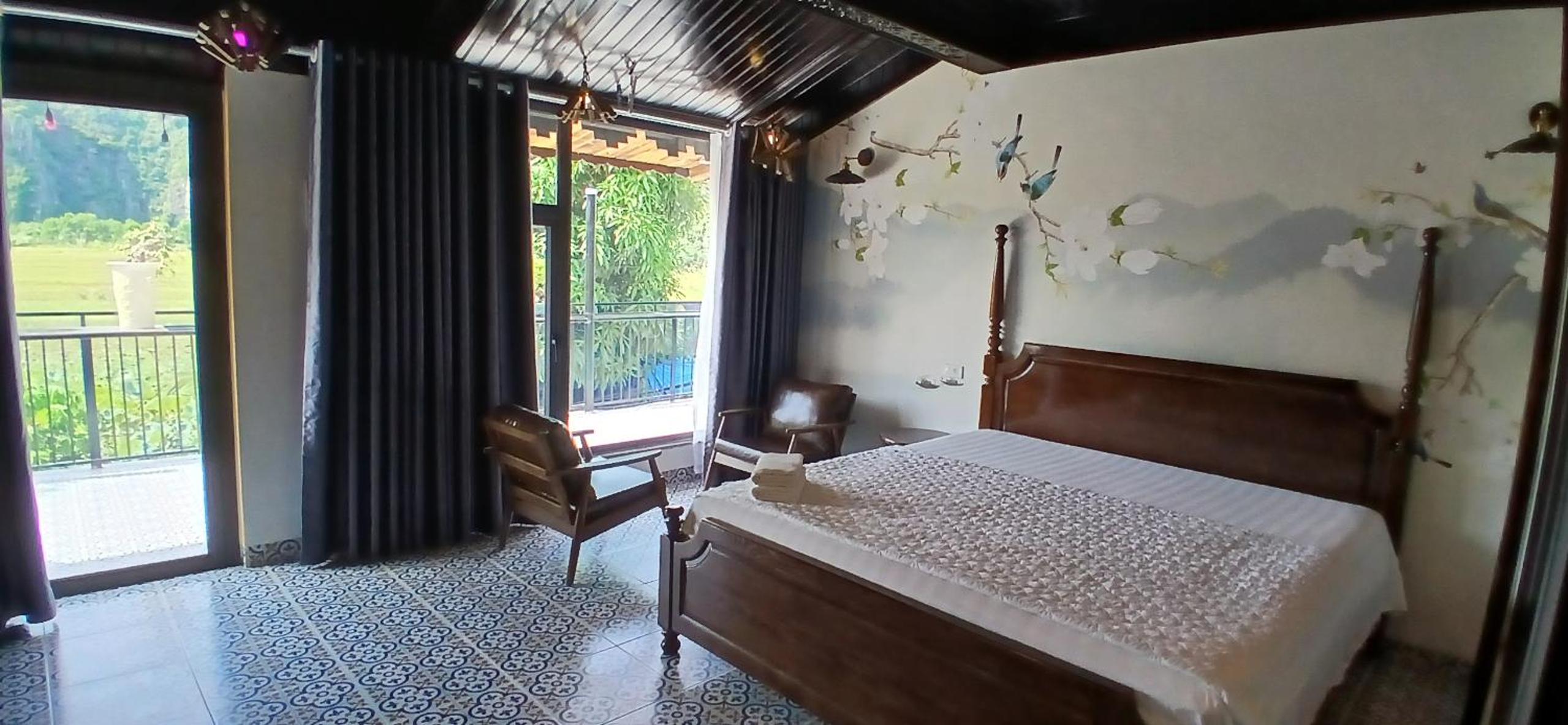 Deluxe King Suite photo 1