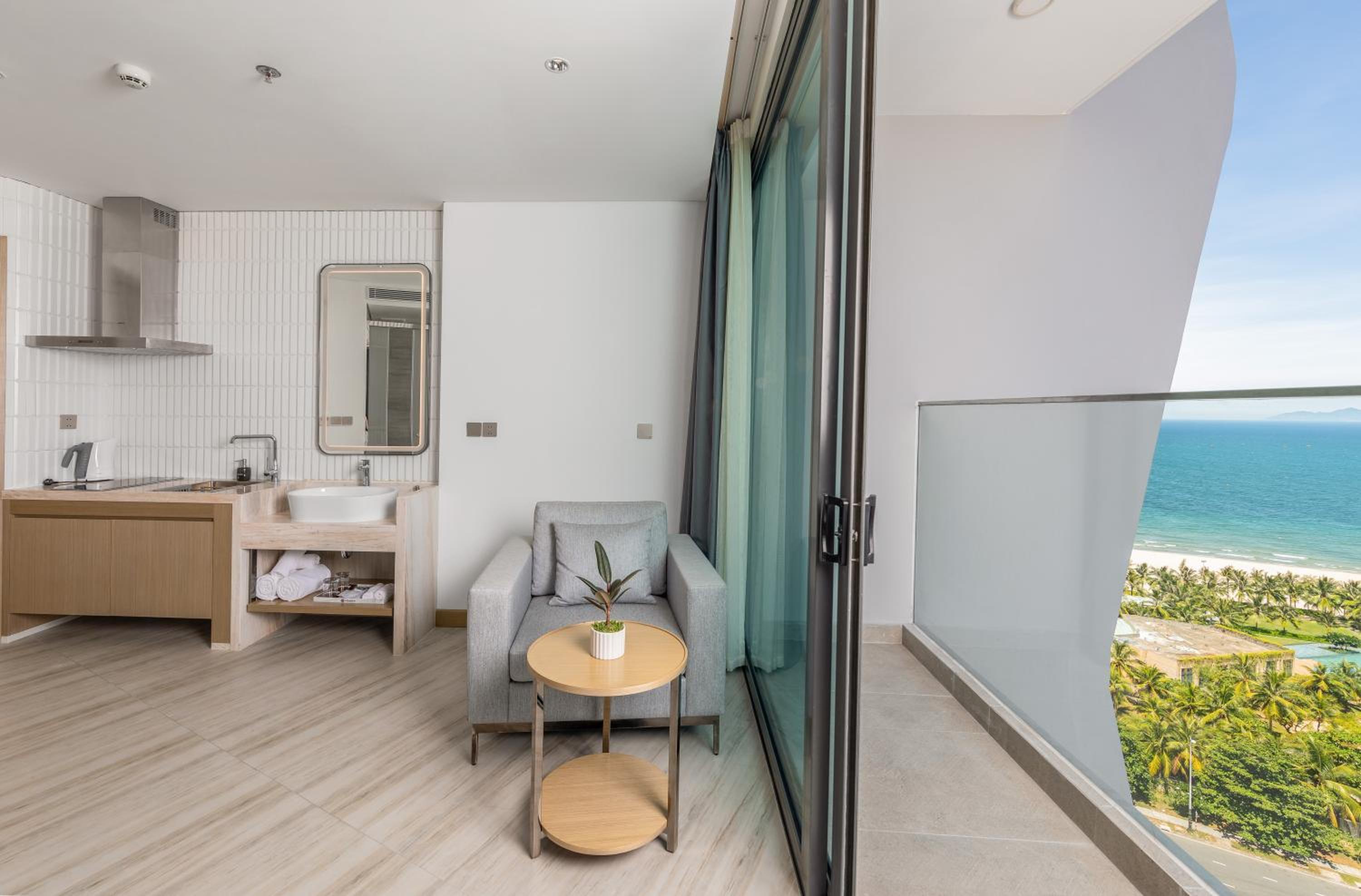 Studio King Room Partial Sea View with Balcony - Photo 3