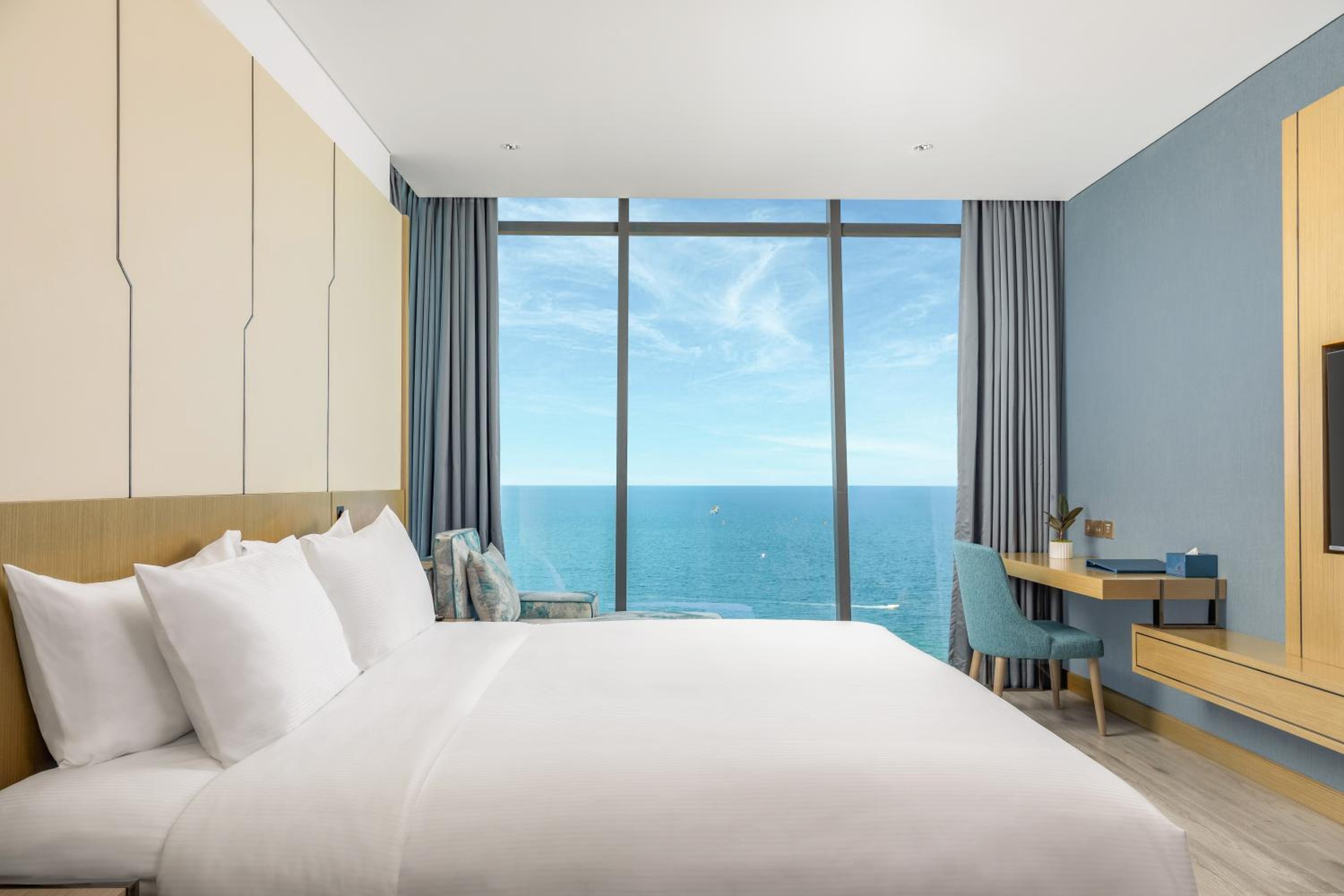 Suite King Room Ocean Front with Bathtub - Photo 4