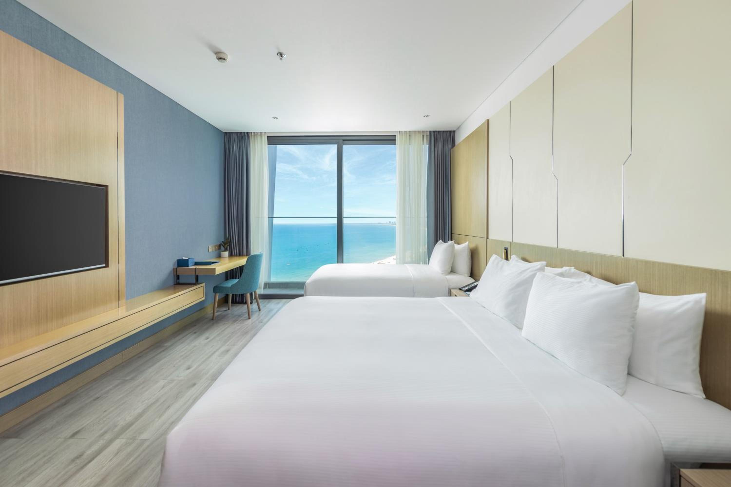 Premier Triple Room Partial Sea View with Balcony - Photo 3