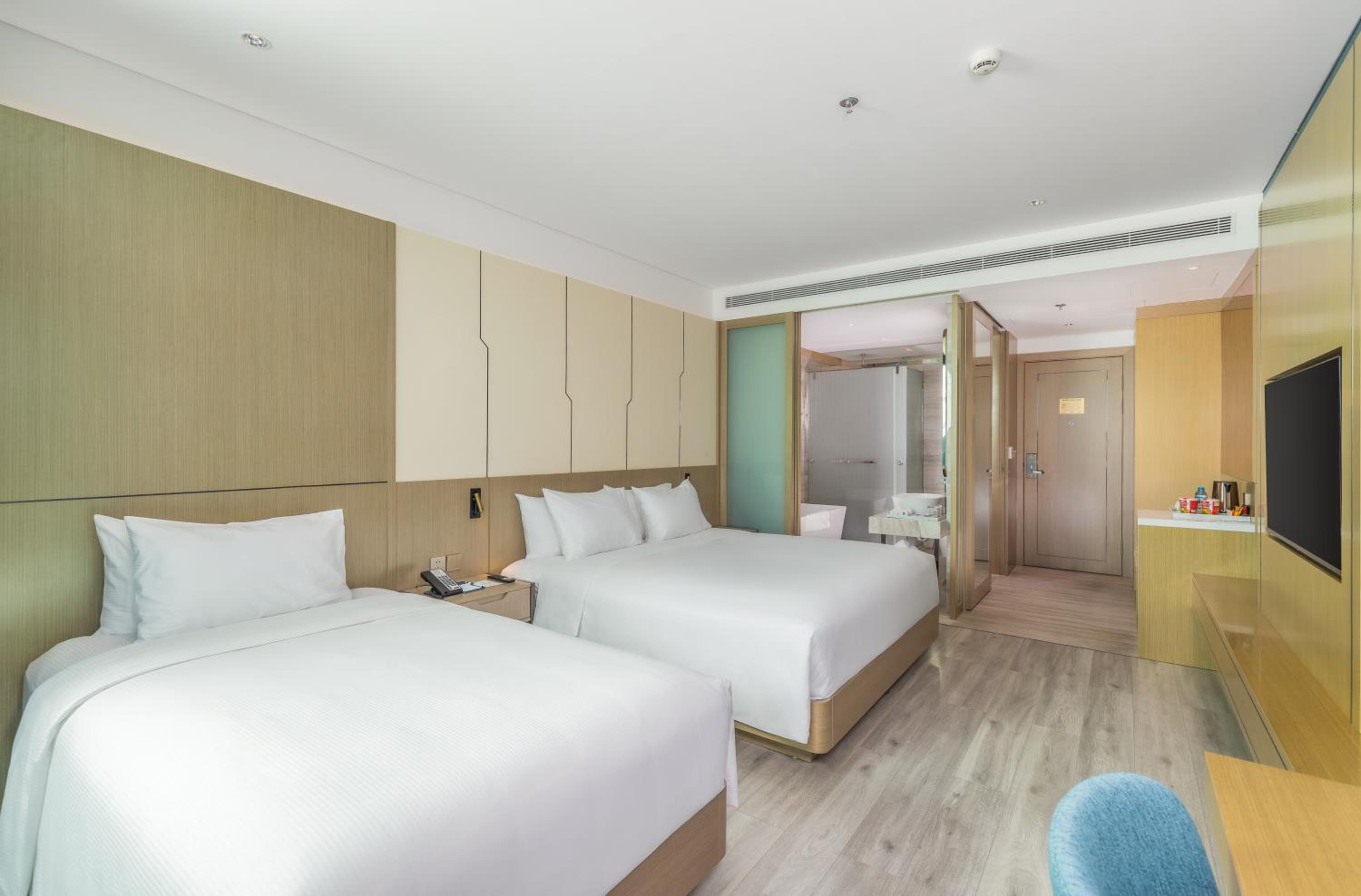 Premier Triple Room Partial Sea View with Balcony - Photo 4
