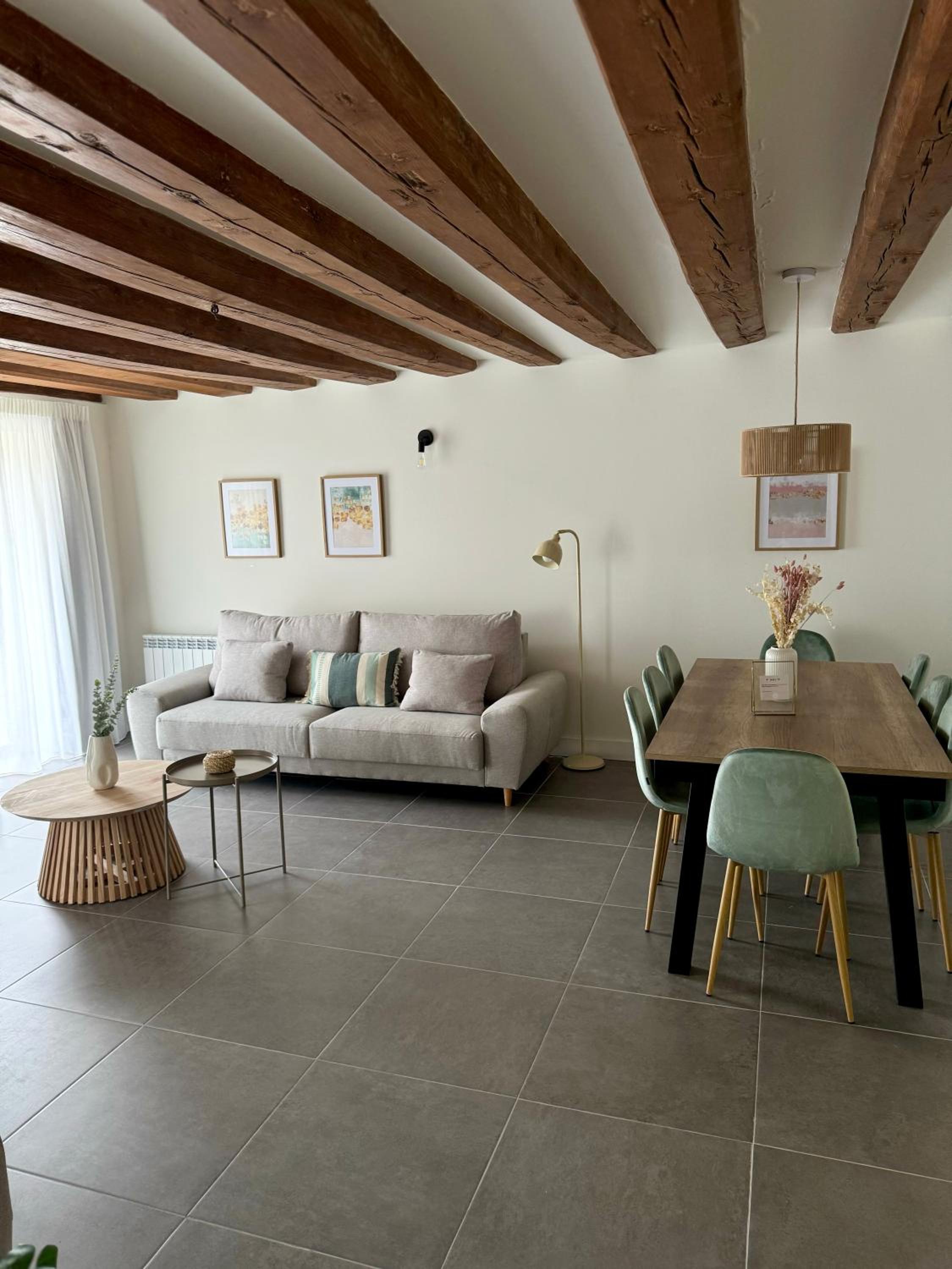 Six-Bedroom House photo 2