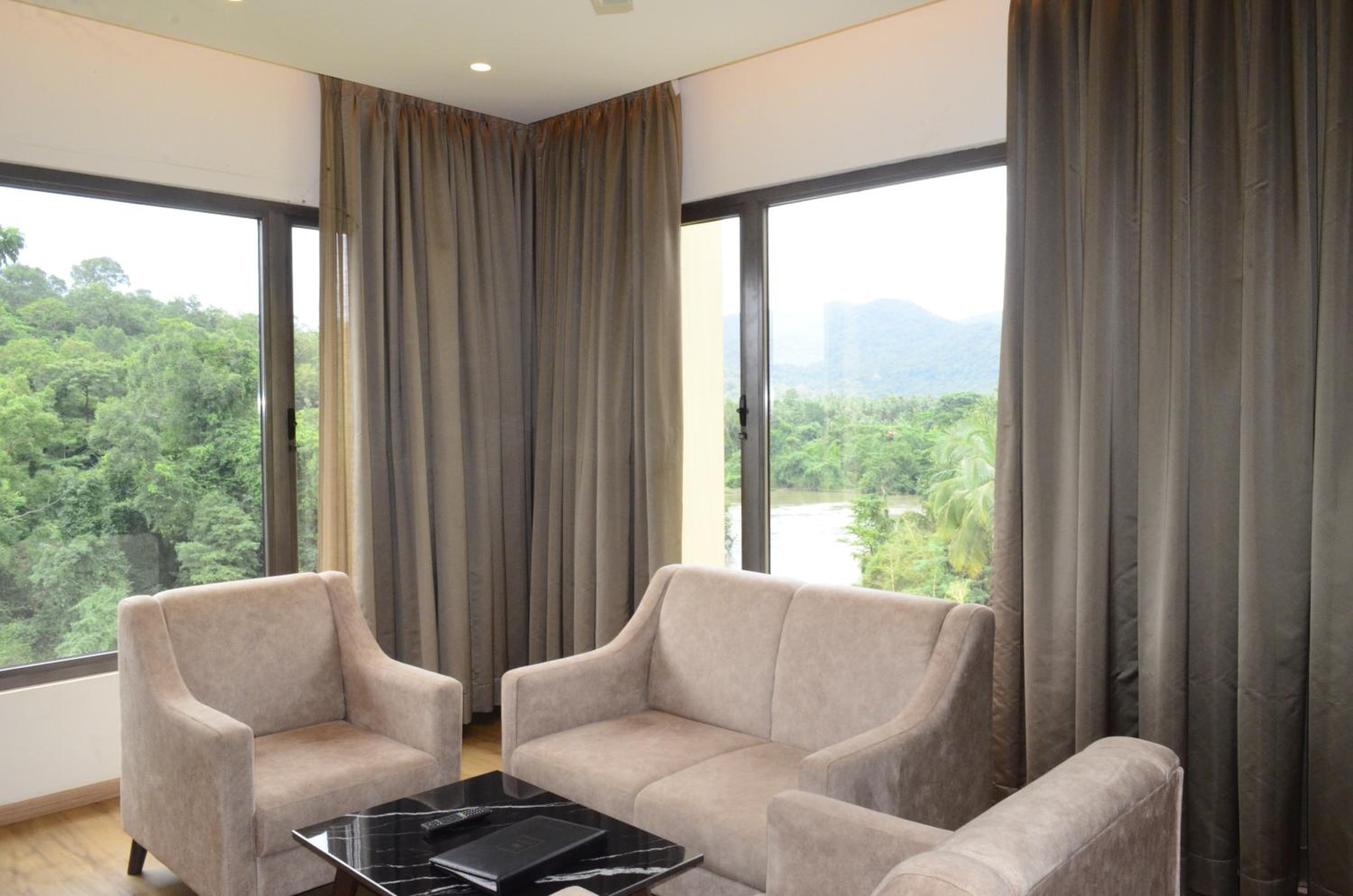 Premium King Suite photo 2
