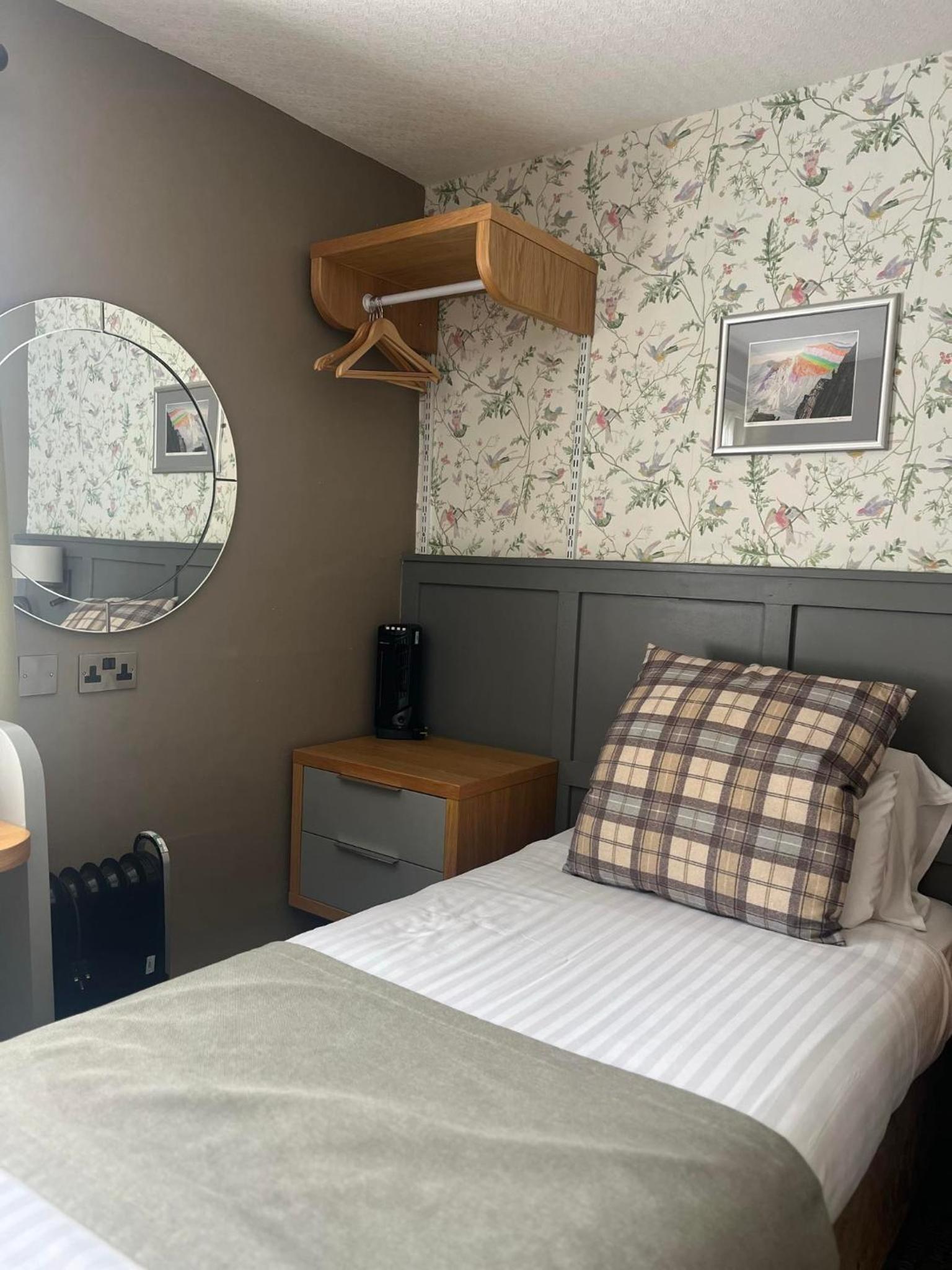 Small Single Room photo 3