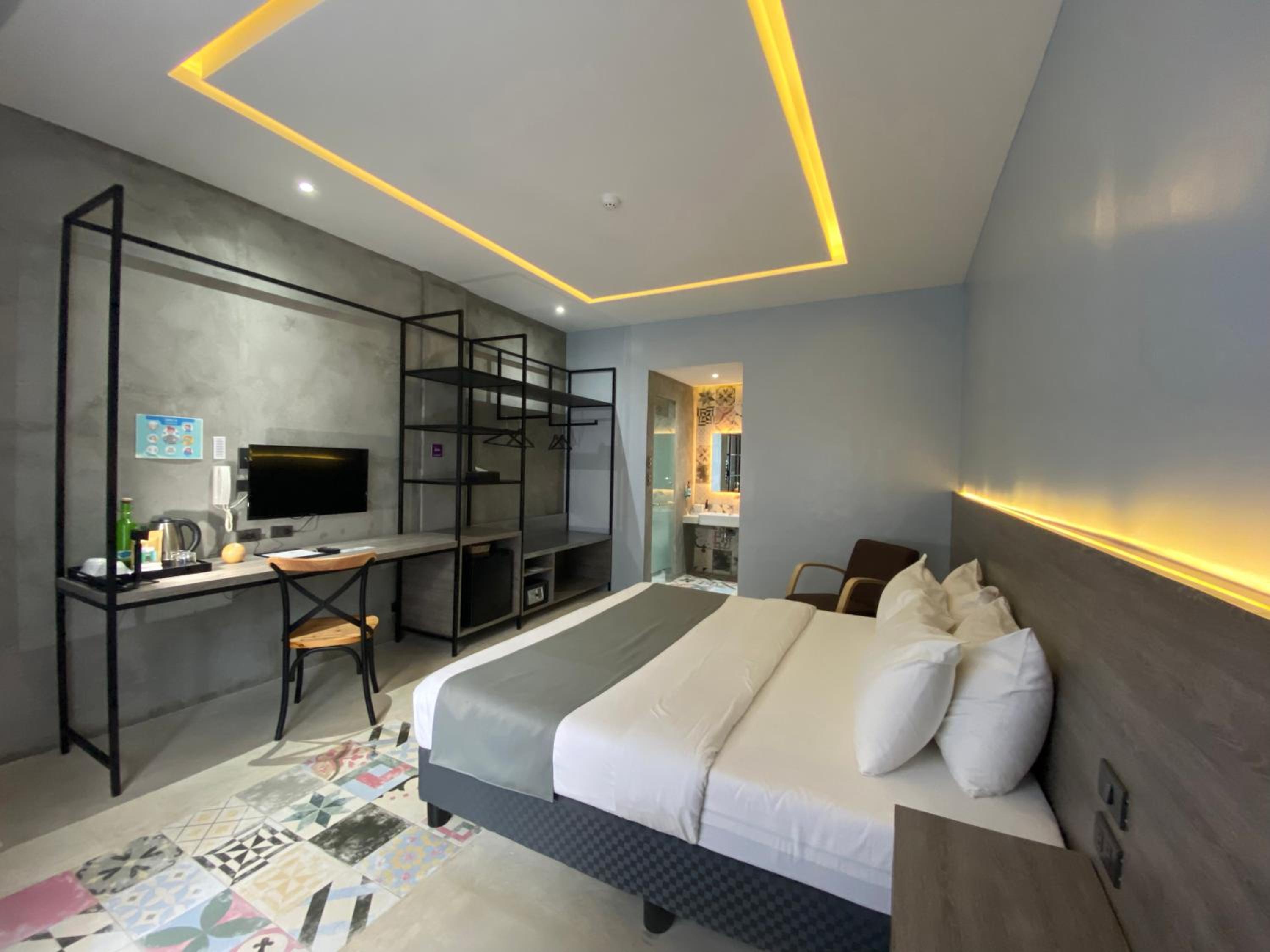 King Room with Pool View - Photo 1
