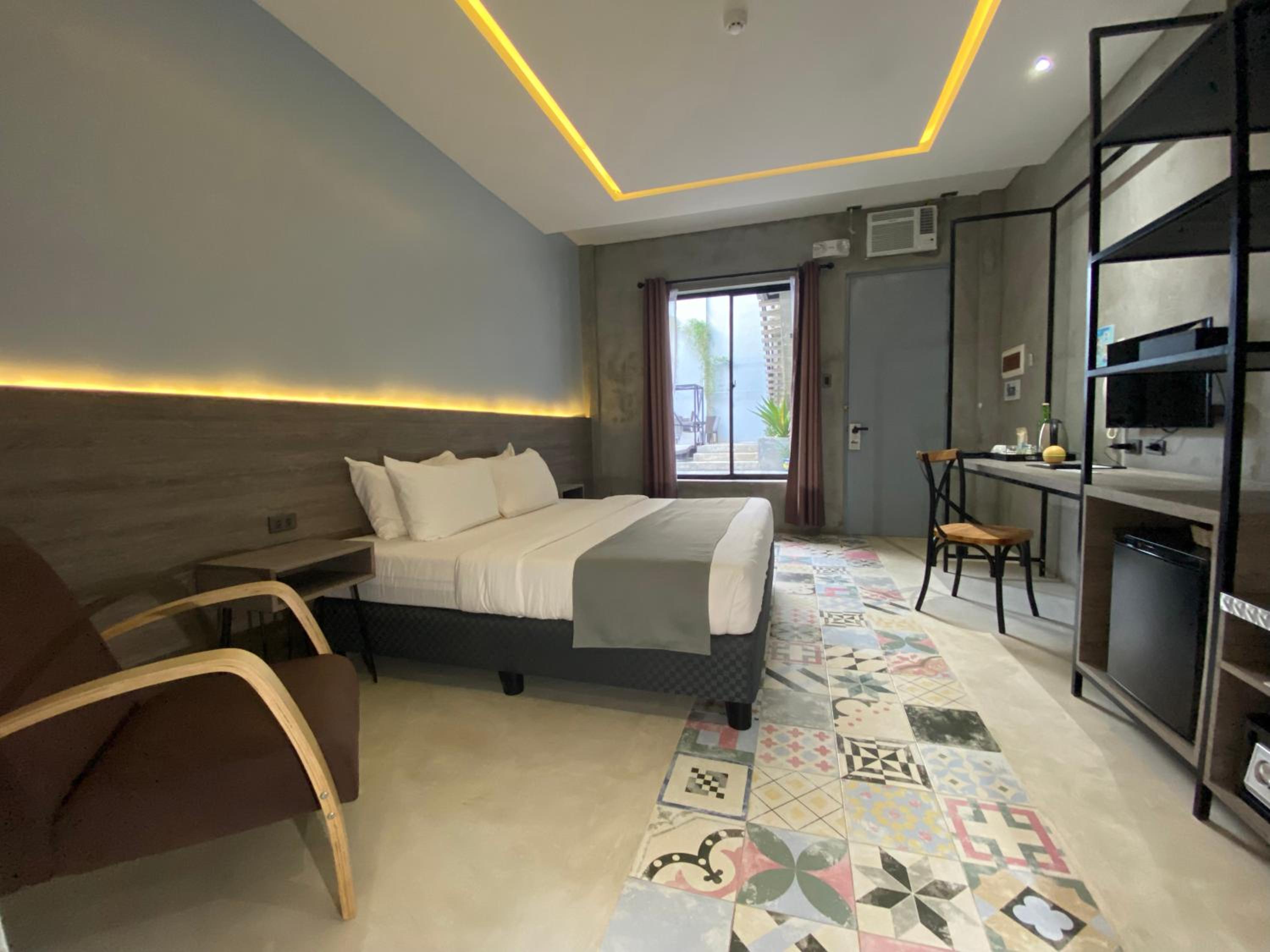 King Room with Pool View - Photo 4