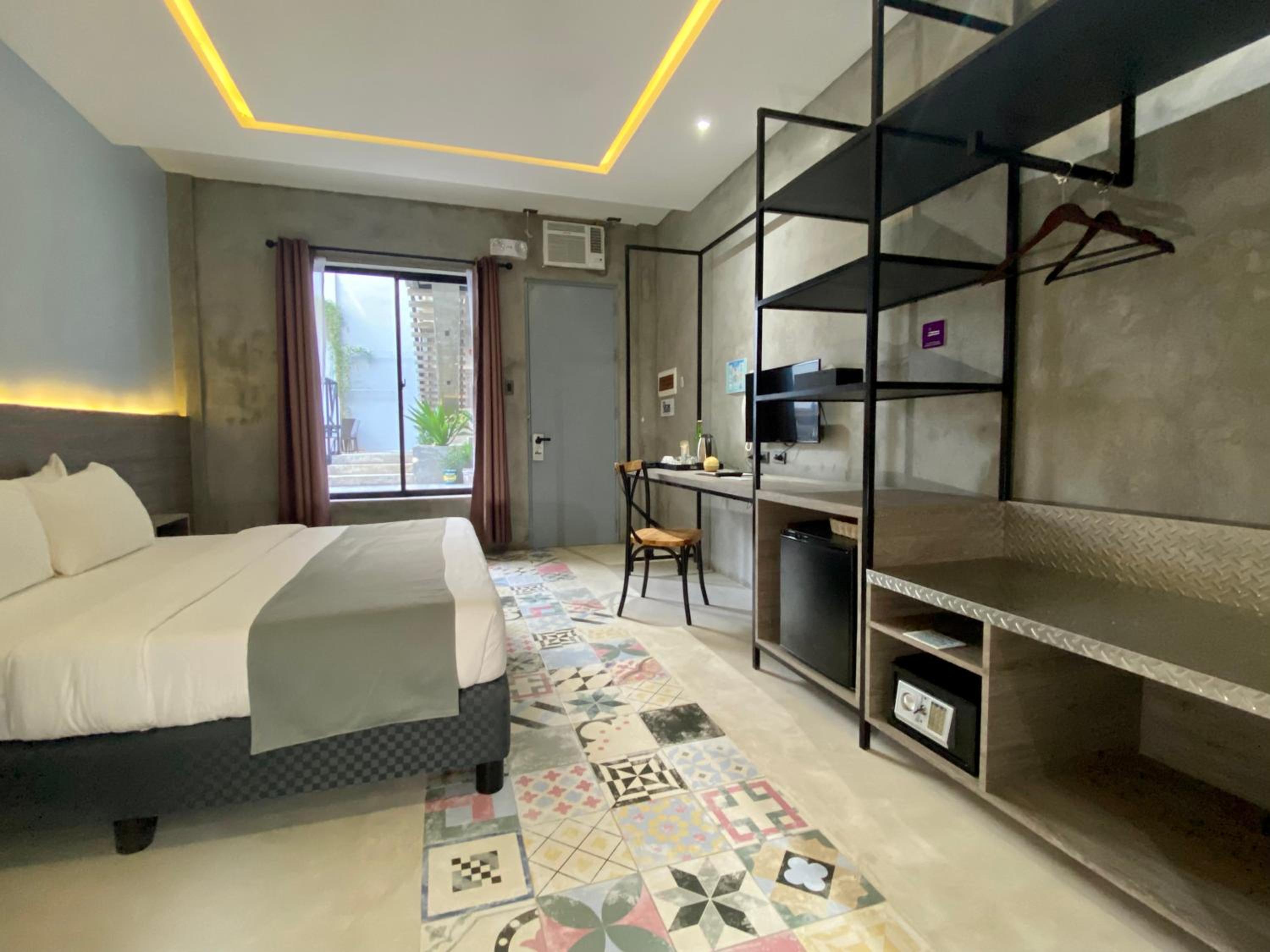 King Room with Pool View - Photo 3