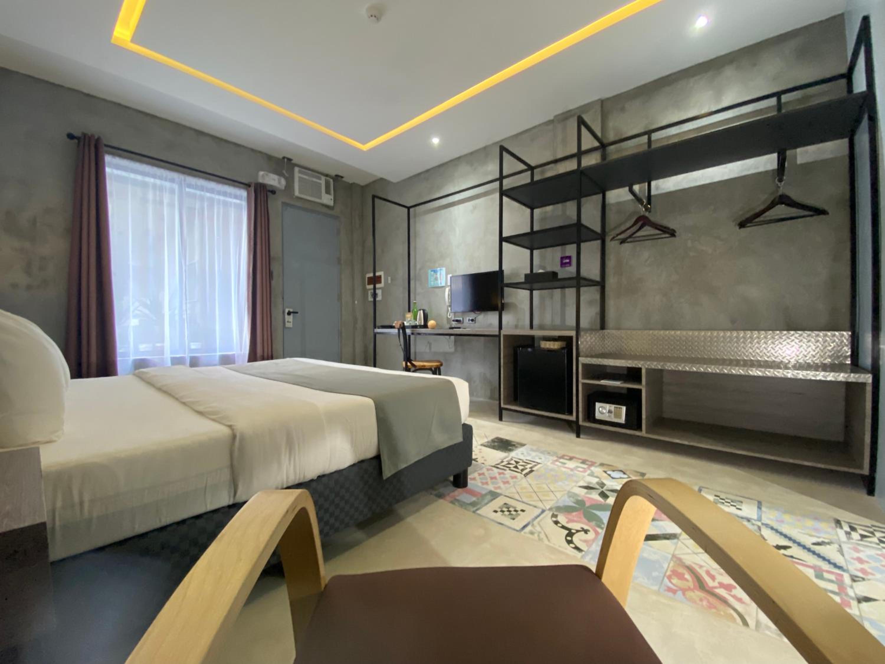 King Room with Pool View - Photo 8