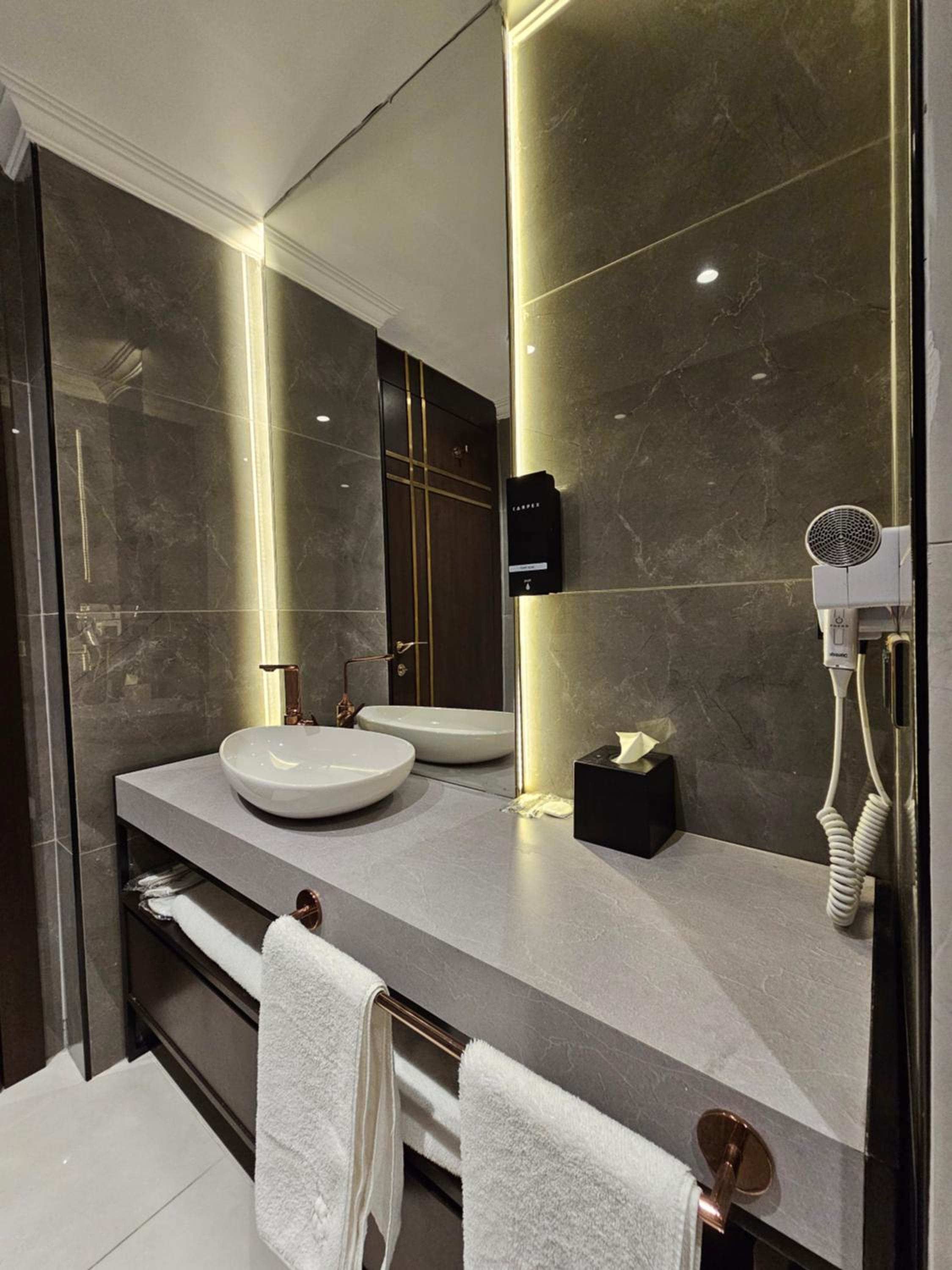 Suite - Photo 4