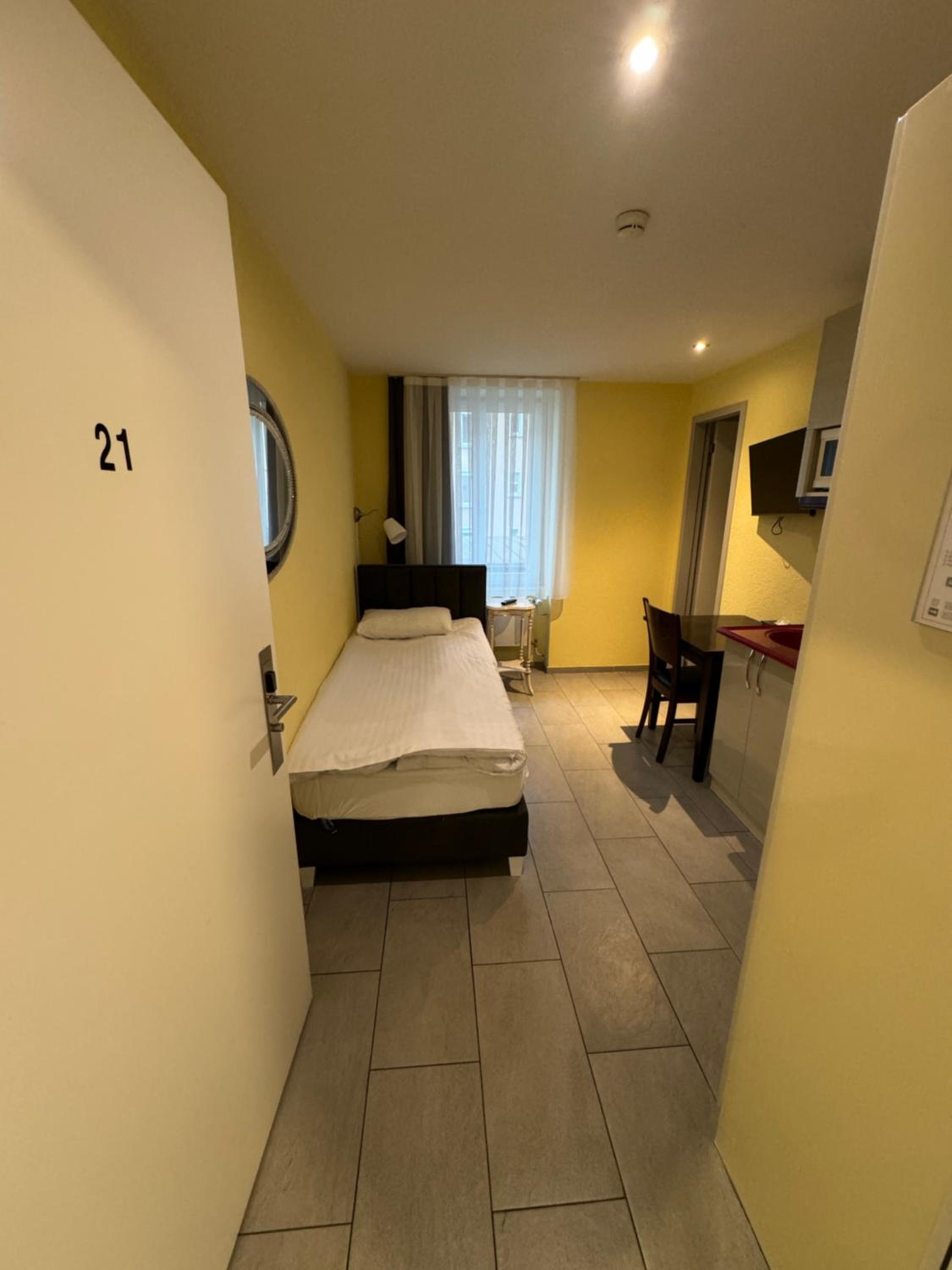 Single Room with Private Bathroom photo 1