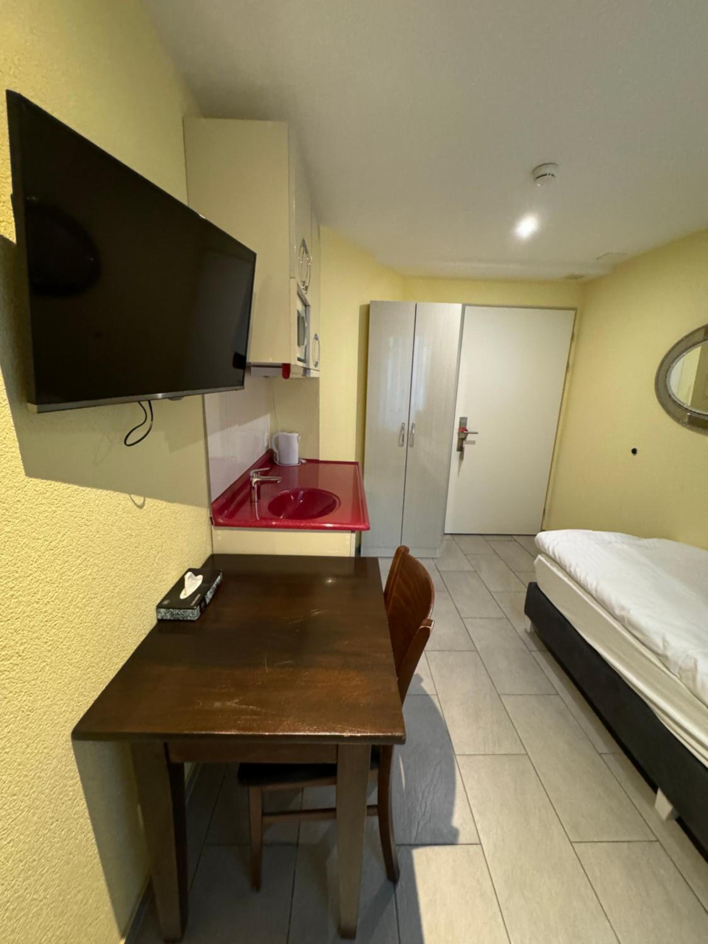 Single Room with Private Bathroom photo 2