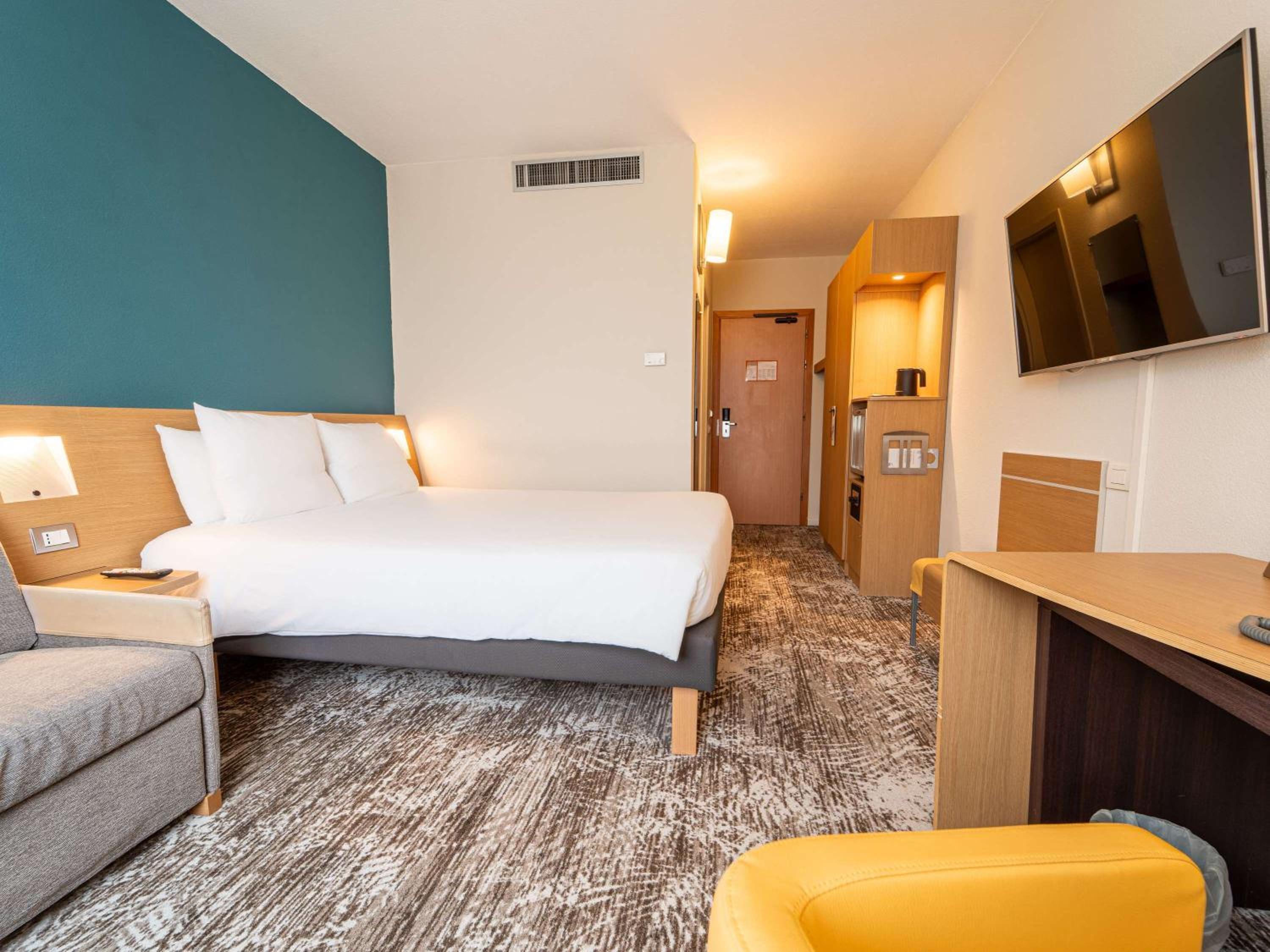 Superior Double Room thumbnail 5