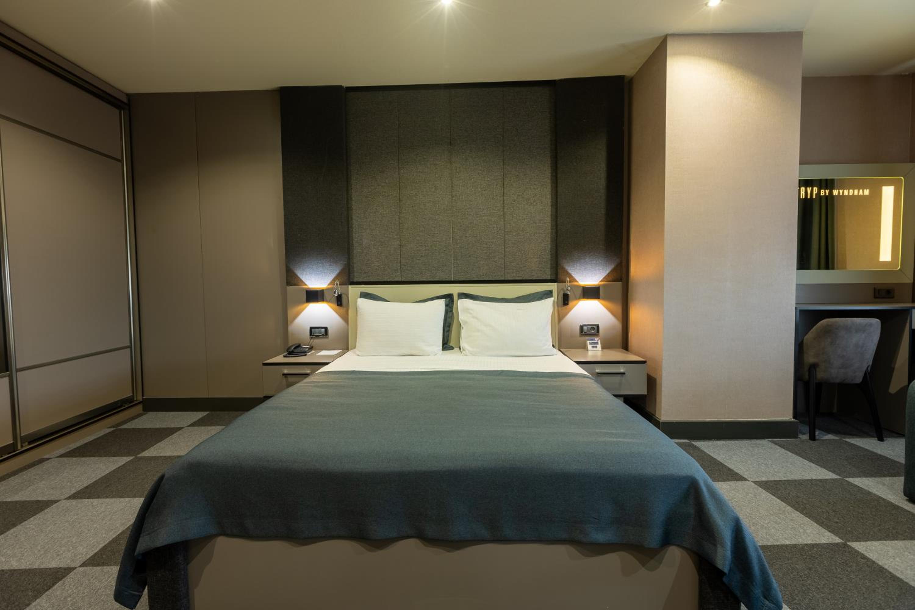 Deluxe King Room - Non-Smoking