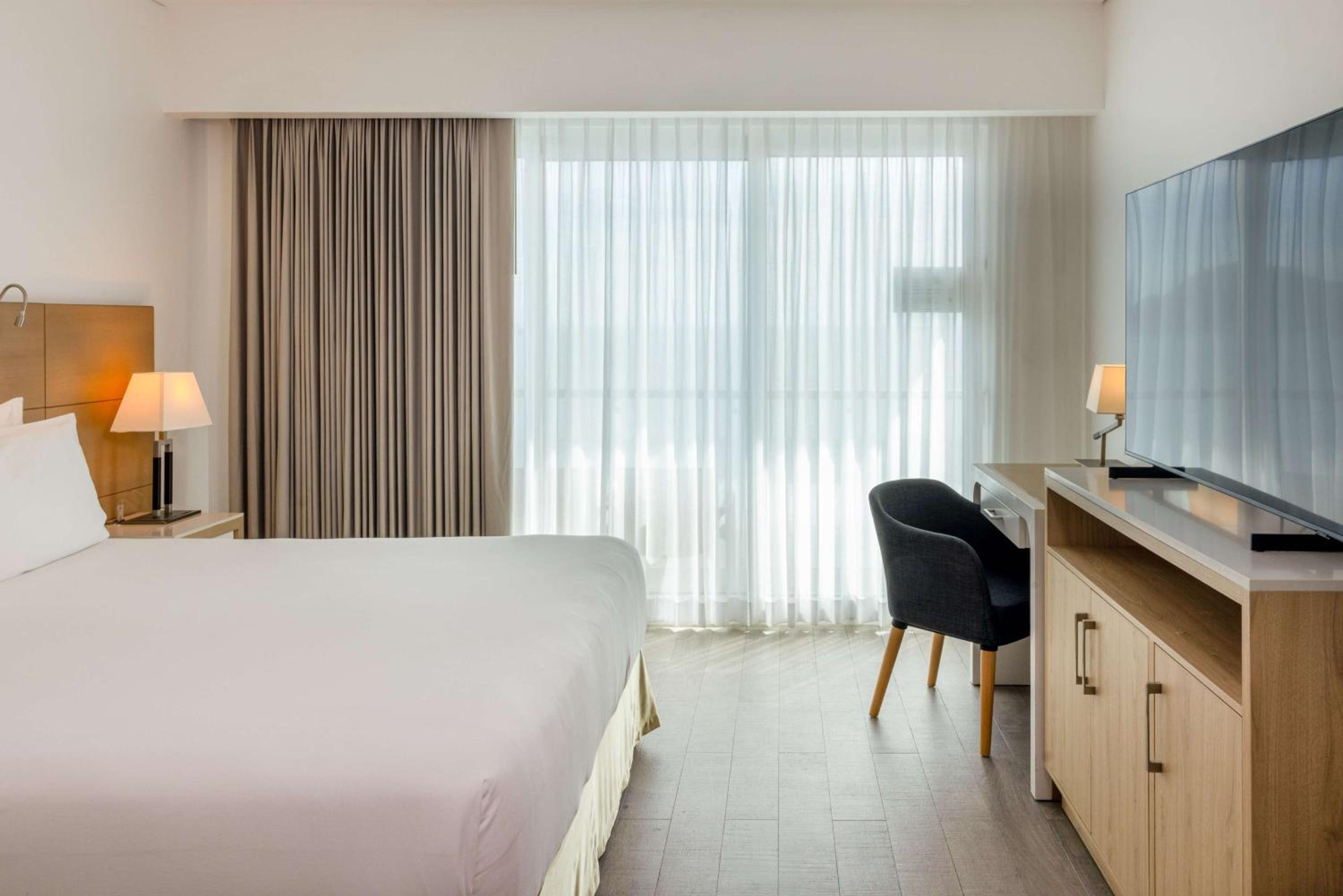 Junior Queen Suite with City View thumbnail 6