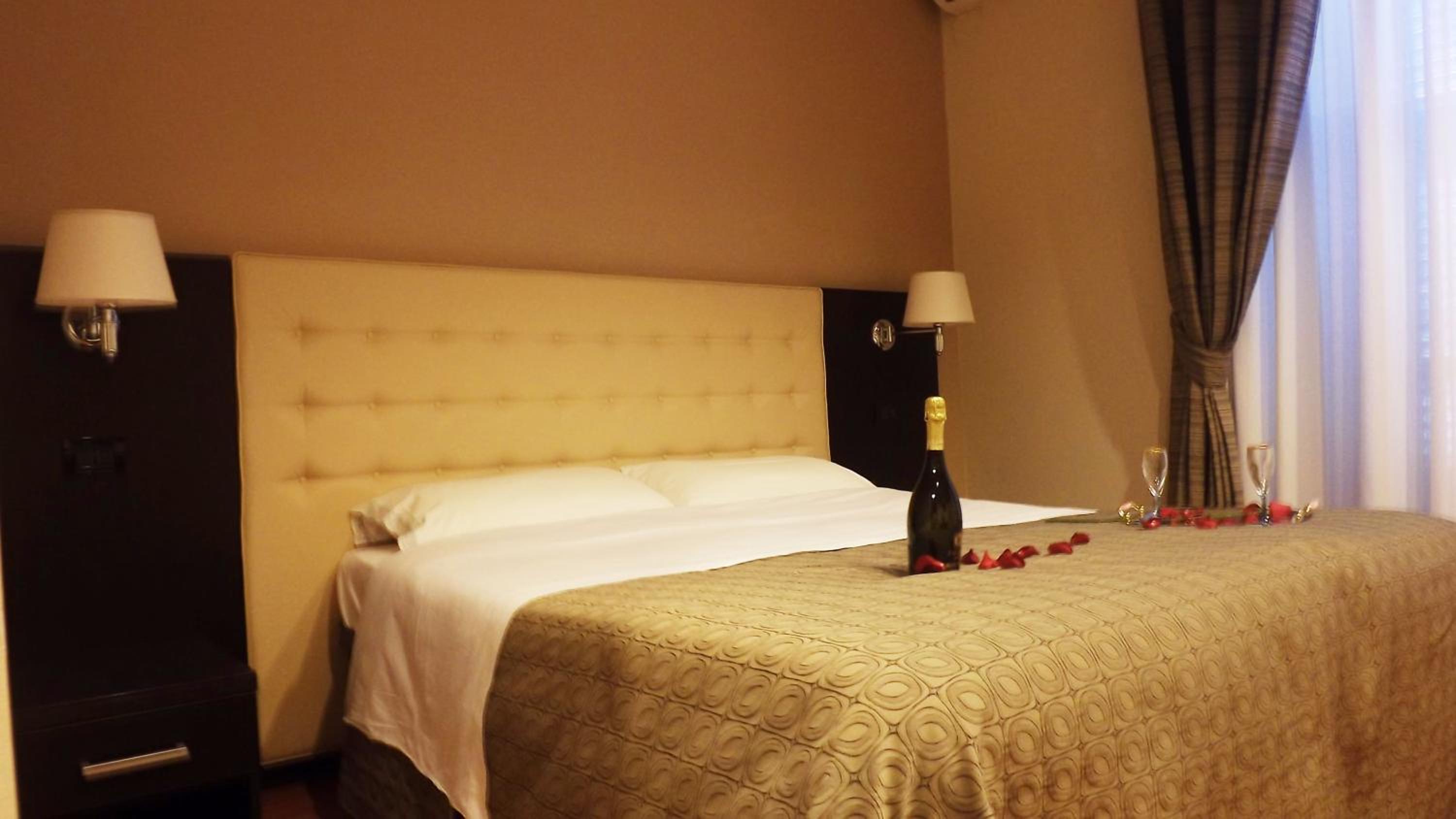 Superior Double Room thumbnail 6