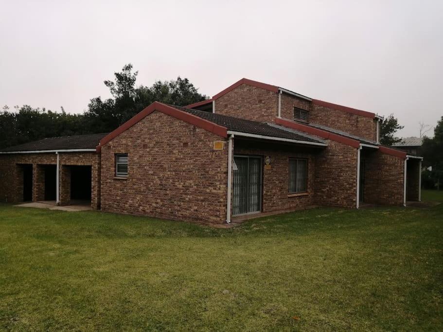 Five-Bedroom House photo 2