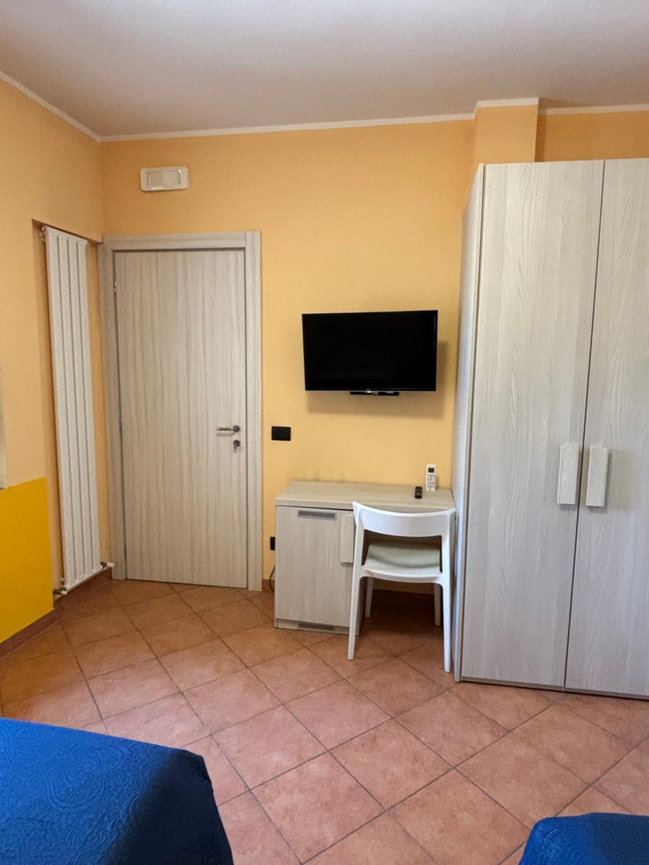 Double or Twin Room with Private Bathroom - Photo 3