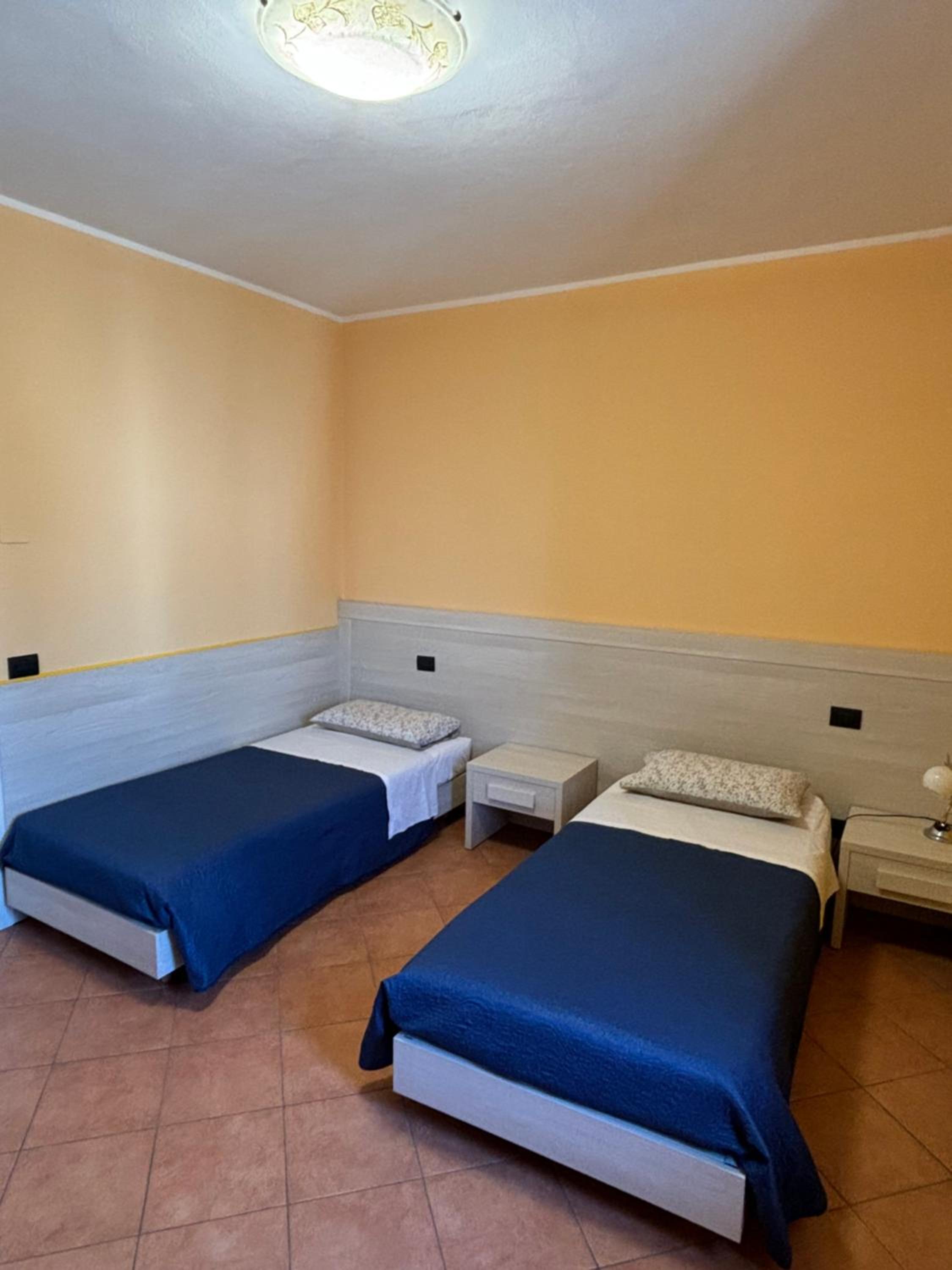 Double or Twin Room with Private Bathroom - Photo 4