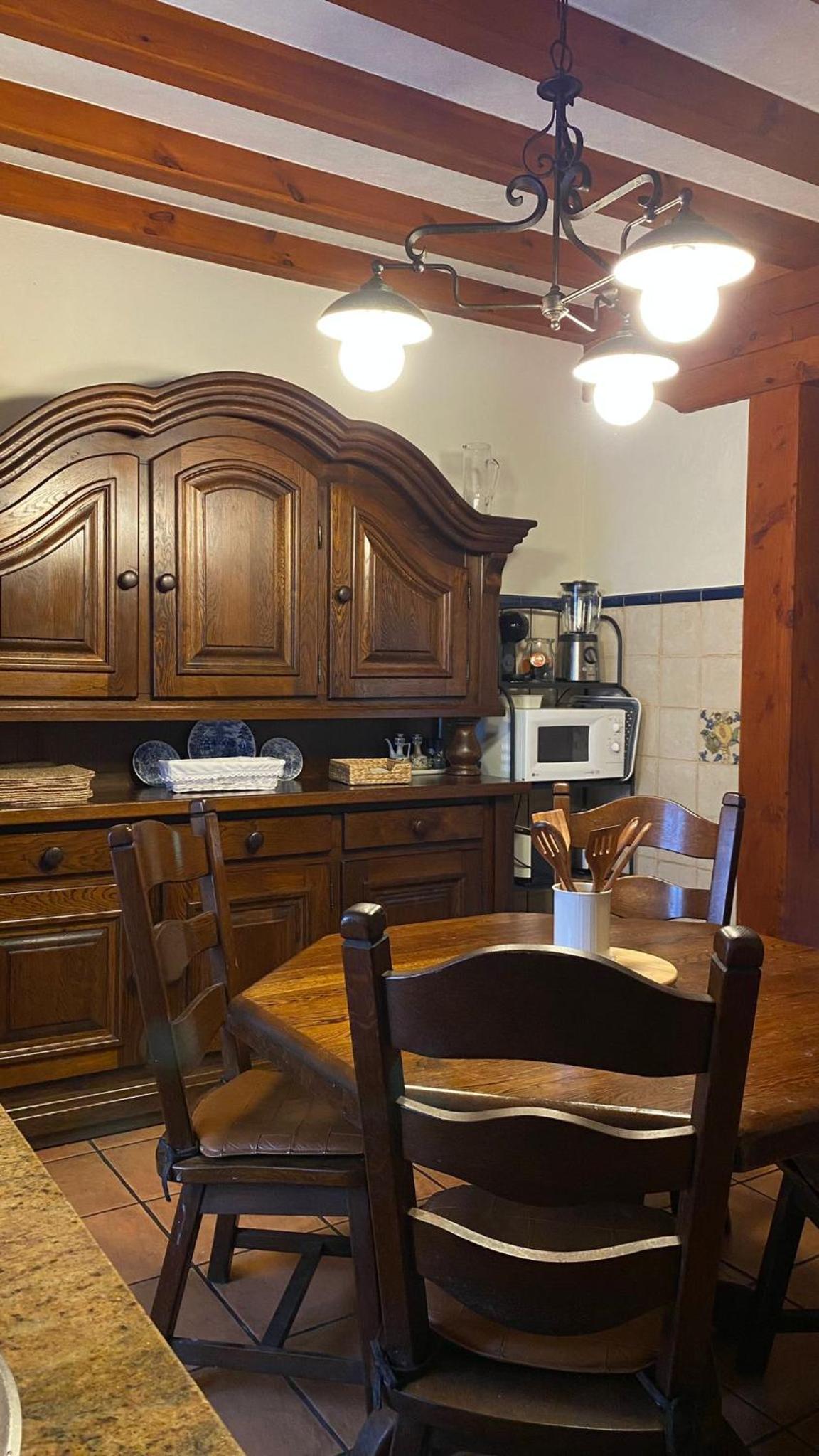 Six-Bedroom House photo 2