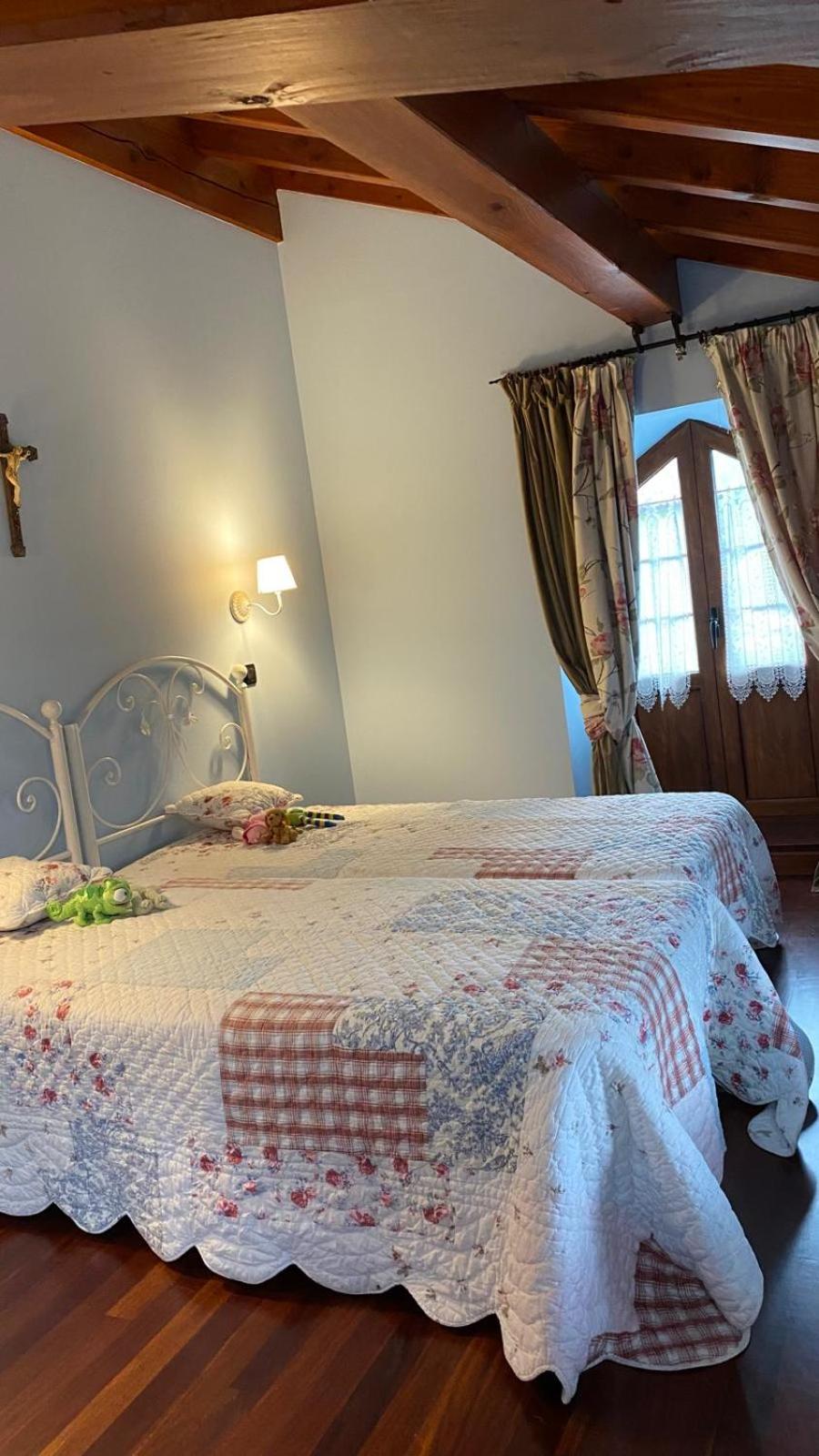 Six-Bedroom House photo 3