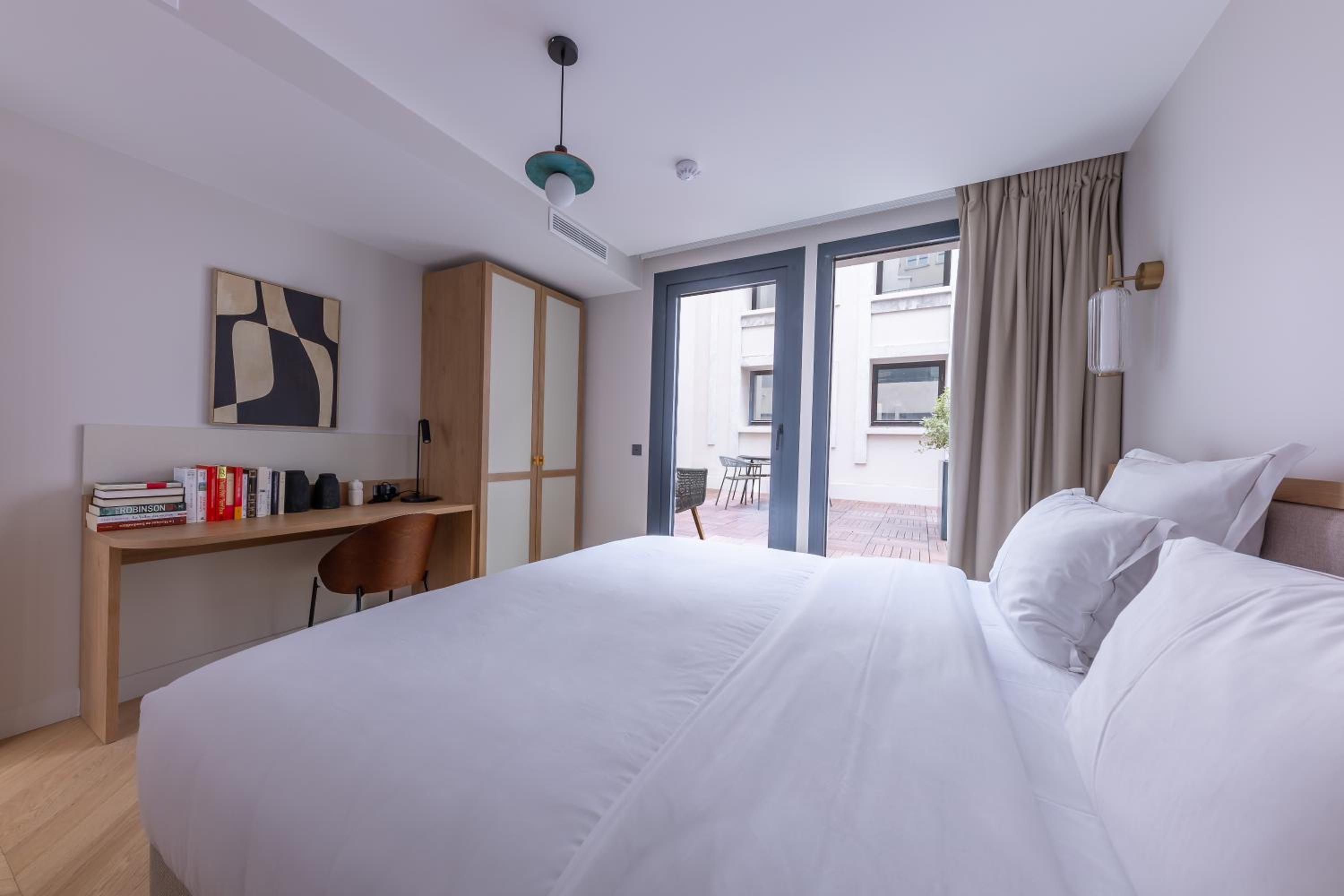 One-Bedroom Apartment with Terrace photo 2