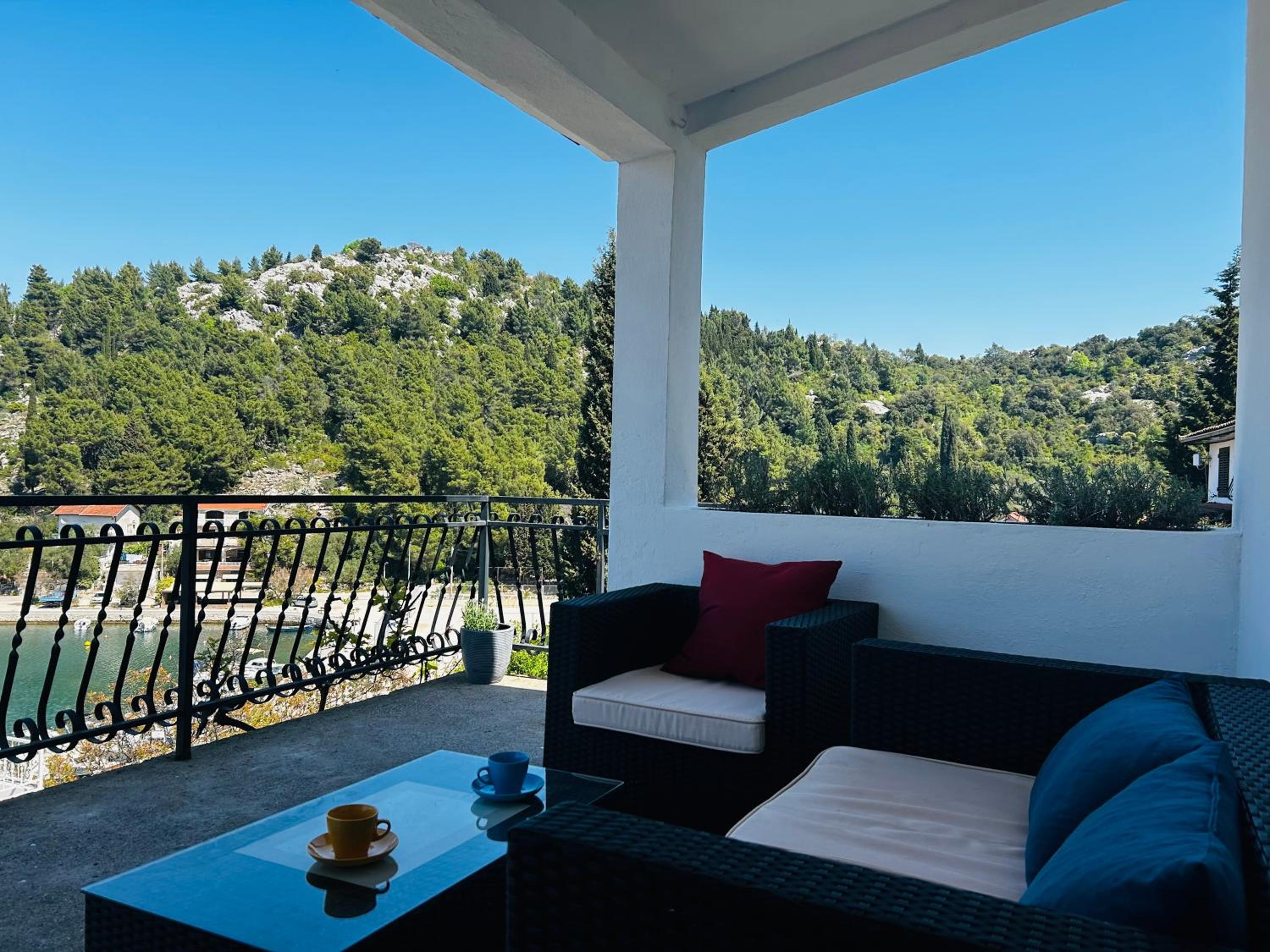 Two-Bedroom Apartment with Balcony and Sea View photo 2