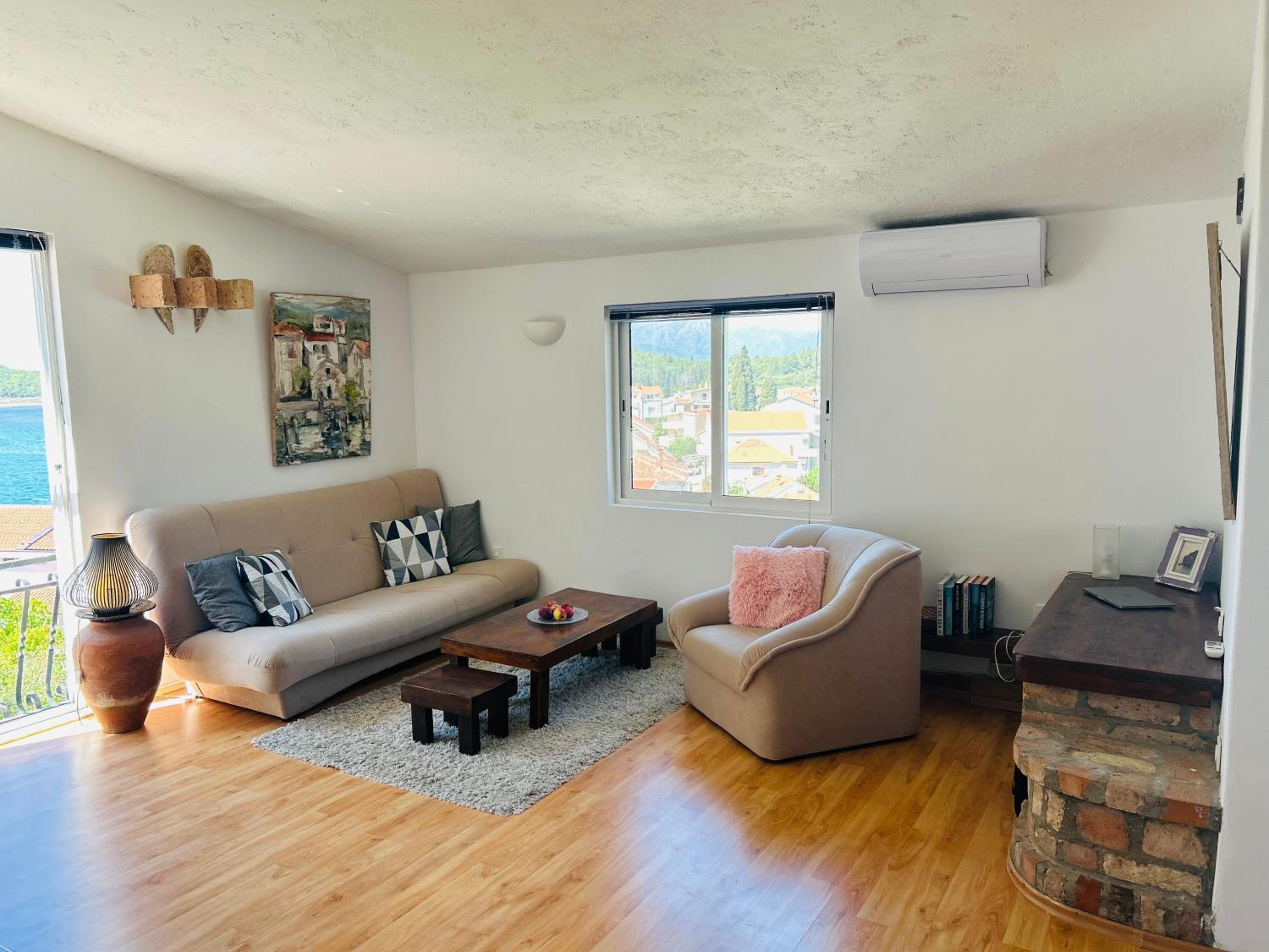 Two-Bedroom Apartment with Balcony and Sea View photo 3